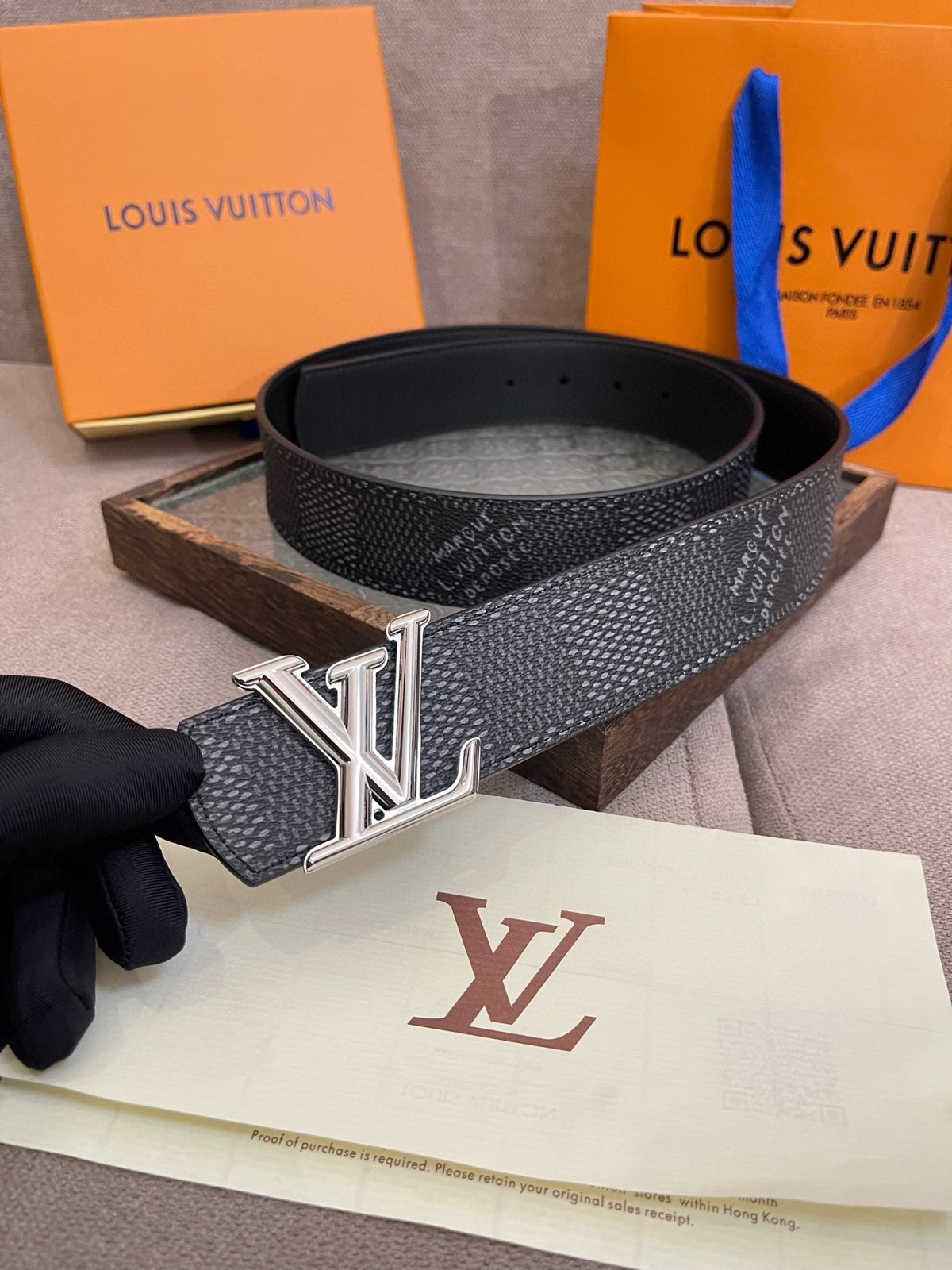 路易威登Dimension 双面腰带将创意传承与华美街头风范共冶一炉，彰显创意总监 arrell Wil