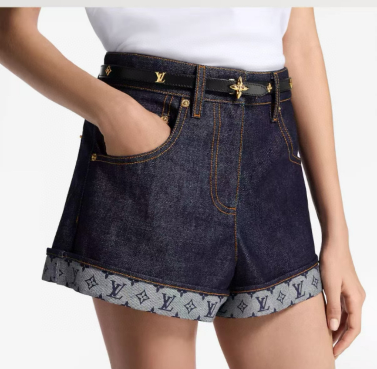 当季新款，腰带以莹泽饰钉构筑 LV 字母和 Monogram 花卉，令纤薄牛皮革饰带彰显品牌底蕴。柔美榄