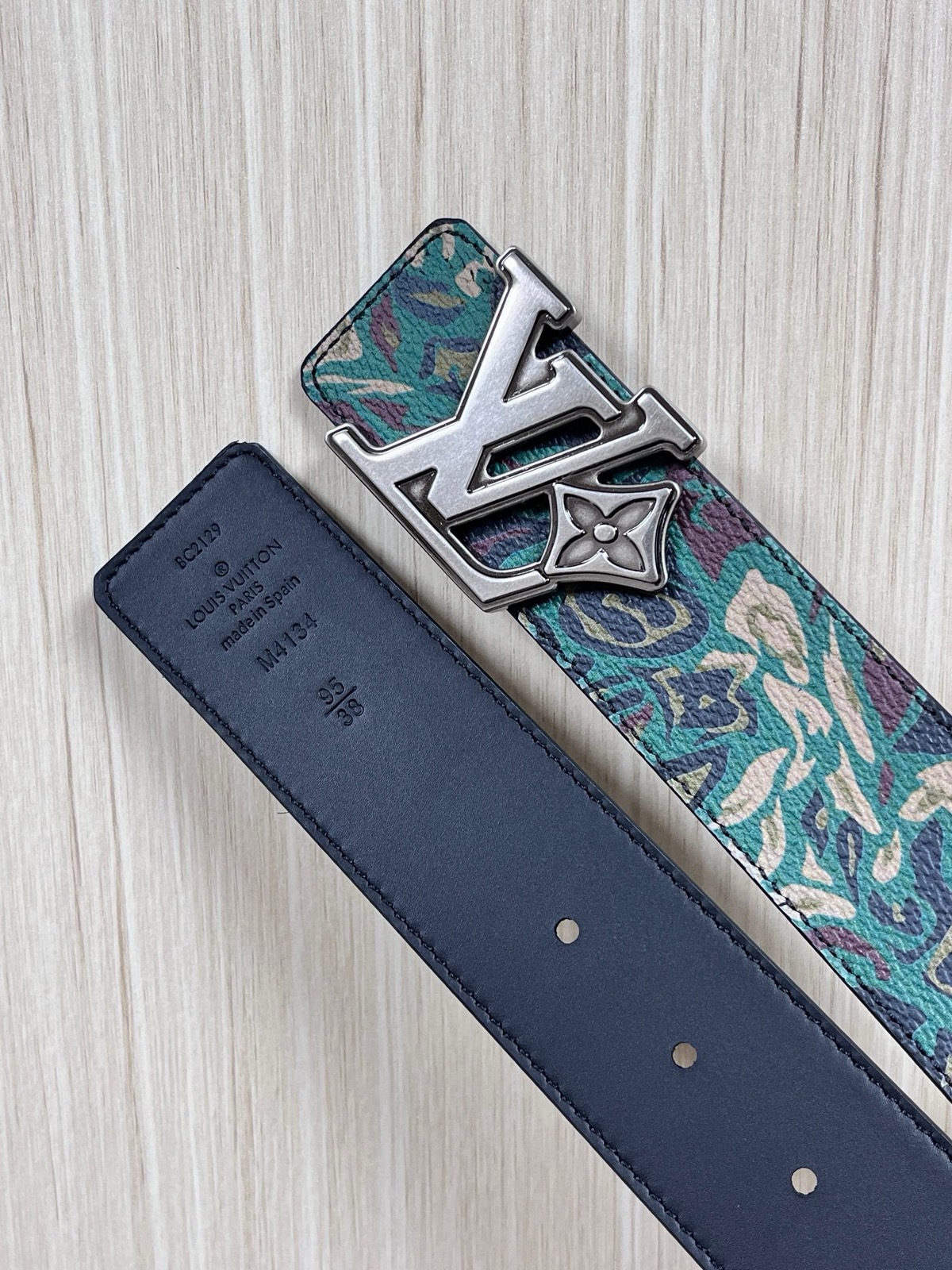 LV路易威登男士腰带40mm迷彩清花和皮革复古带扣新款M4383U