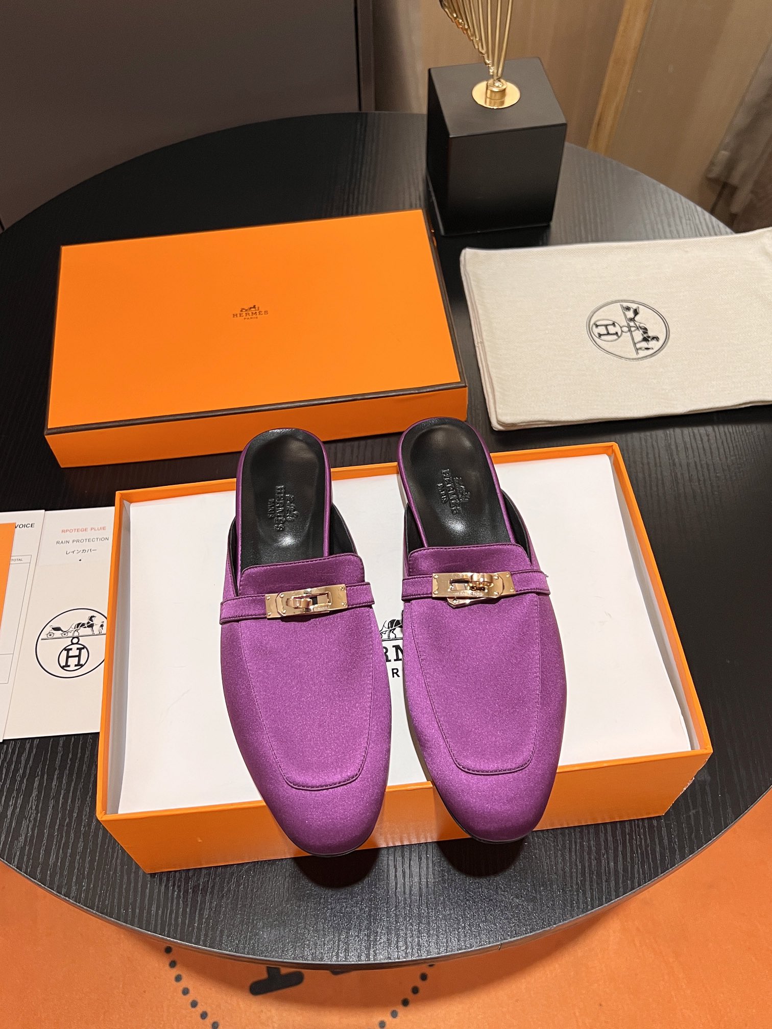 NO:166855,Herms classic kelly muller semi-torch, custom silk on the upper, sheepskin on the inner foot, a classic work, very unique!  Laser hardware lettering, Italian leather soles Size34-42, (34,41,42 custom made without return), semi-drag, hermes, sheepskin, real silk, Leather soles19860909Herms 经典kelly穆勒半拖,鞋面订制真丝,内里垫脚羊皮,经典之作,极具个性！激光五金刻字,意大利真皮大底Size34-42,（34,41,42订做不退换）,半拖,hermes,sheepskin,real silk,Leather soles,Women's Shoes