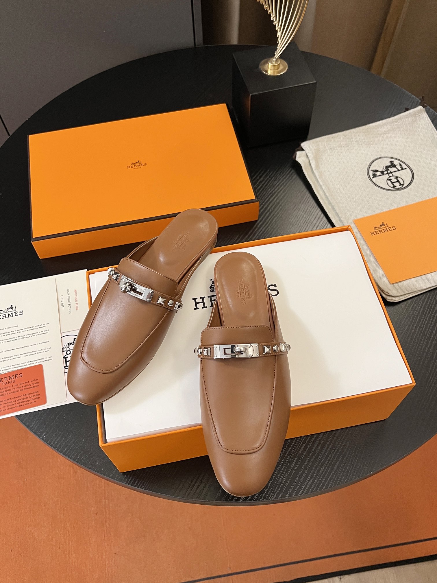 NO:166839,Herms Hermès classic kelly muller semi-torch, custom calfskin on the upper, sheepskin on the inner foot, classic work, and rivet design is very personal!  Laser hardware lettering, Italian leather soles Size34-42, (34,41,42 custom made without return), semi-drag, hermes, hermes, cowhide, sheepskin, Leather soles19860909Herms 爱马仕经典kelly穆勒半拖,鞋面订制小牛皮,内里垫脚羊皮,经典之作,铆钉设计极具个性！激光五金刻字,意大利真皮大底Size34-42,（34,41,42订做不退换）,半拖,hermes,hermes,cowhide,sheepskin,Leather soles,Women's Shoes