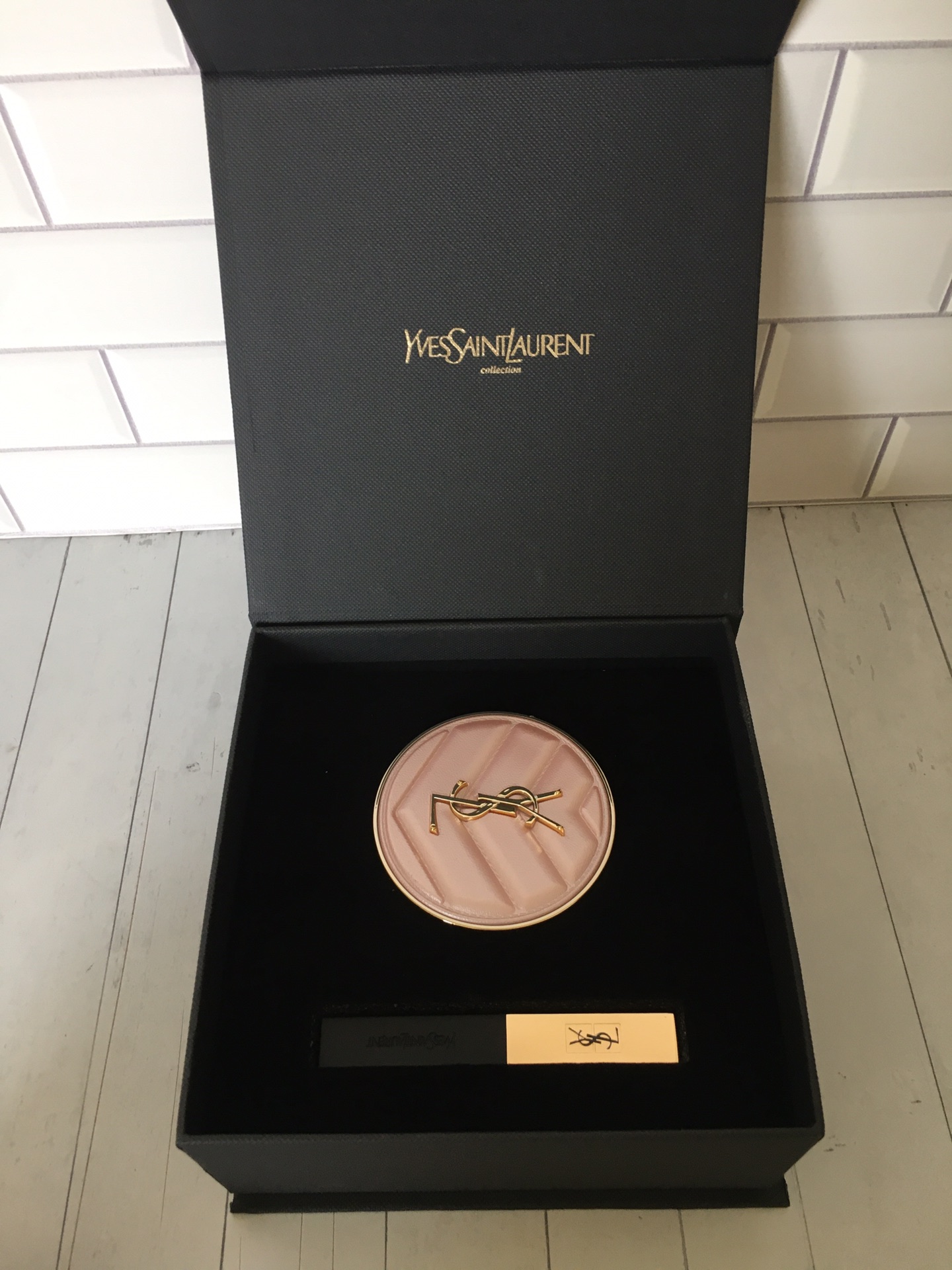 Yves Saint Laurent Lipstick & Cushion Set - Pink Leather - Gift Ready 3 i1710308184 1120 1