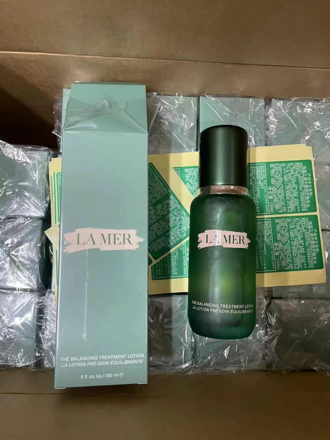💰 180明通质量 最新版三代海蓝精粹水精粹水不是普通的爽肤水，它是一瓶修护力极好的精华水，99%是精华，1%是水。如果有脸颊发干，容易起闭口和粉刺、换季容易过敏的朋友可以试试它。坚持使用你就能感受到贵妇级护肤品带来的快乐：脸蛋子变光滑了、皮肤透亮有光泽。皮肤状态很稳定。每次使用仅需3-4滴即可涂抹全脸，后续叠加精华、面霜都可以。味道也不是有的大牌护肤品特有的香精味，只是淡淡的香味。