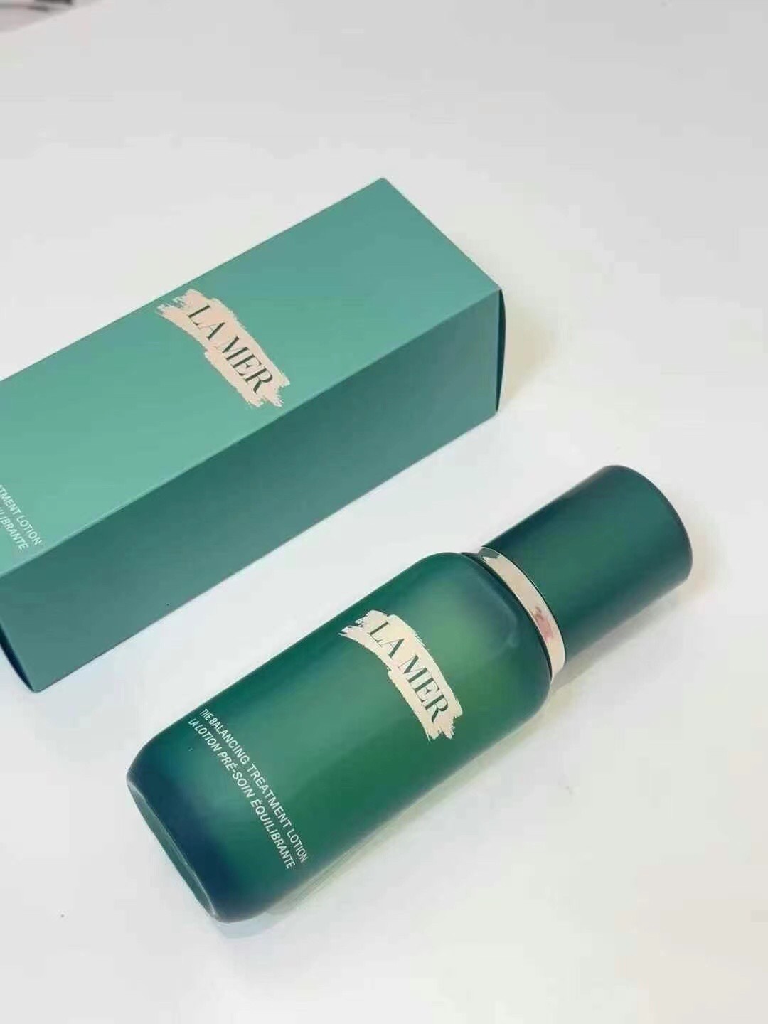 💰 180明通质量 最新版三代海蓝精粹水精粹水不是普通的爽肤水，它是一瓶修护力极好的精华水，99%是精华，1%是水。如果有脸颊发干，容易起闭口和粉刺、换季容易过敏的朋友可以试试它。坚持使用你就能感受到贵妇级护肤品带来的快乐：脸蛋子变光滑了、皮肤透亮有光泽。皮肤状态很稳定。每次使用仅需3-4滴即可涂抹全脸，后续叠加精华、面霜都可以。味道也不是有的大牌护肤品特有的香精味，只是淡淡的香味。