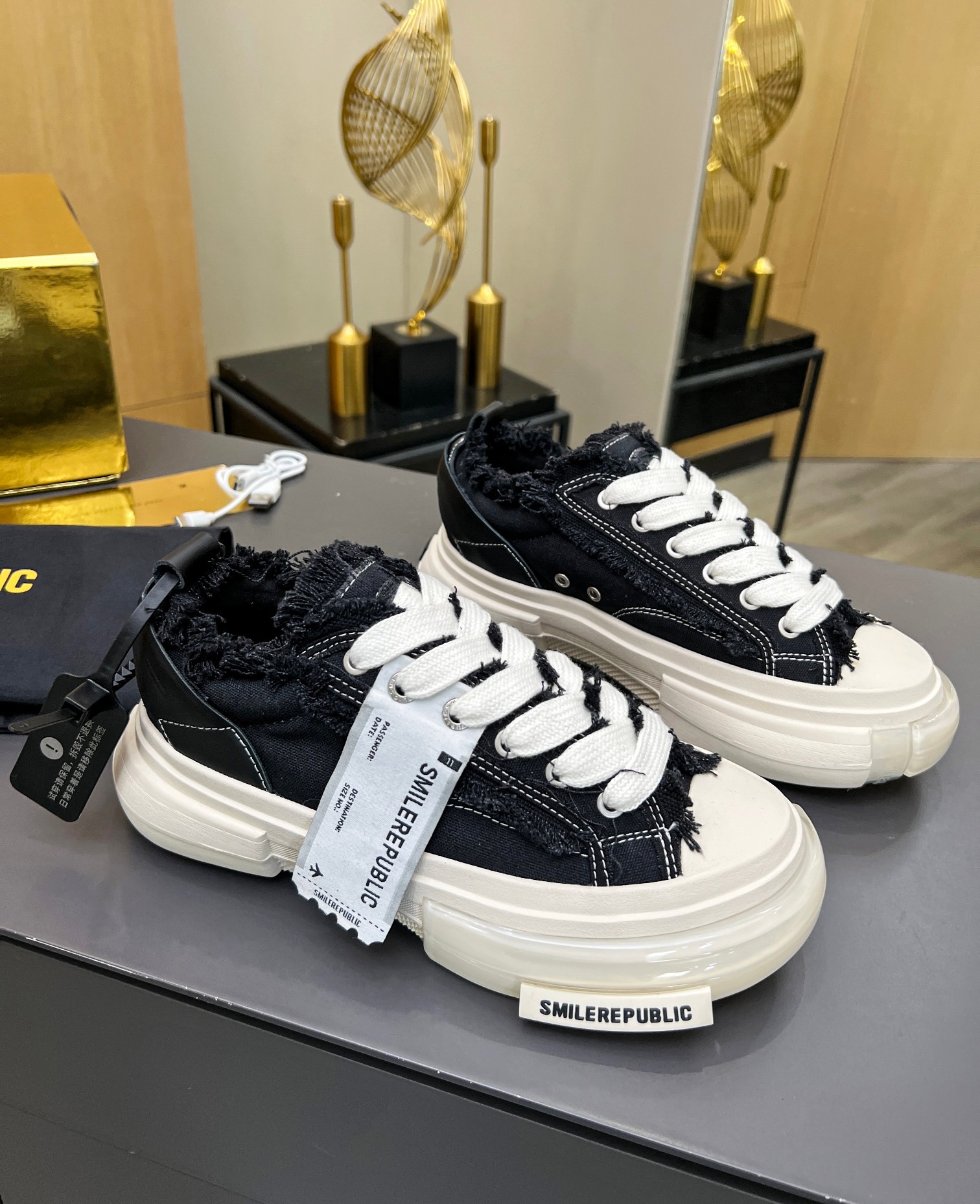 NO:348215,Real price will not be given any profit!  Lamp 30!  Tan Jianci smiled with light shoes. There are so many trendy celebrities and internet celebrities. They are so cool when they are on their feet, whether they are good or comfortable, they will shine. They really can't resist it!  !  I would like to call this pair of shoes a very versatile shoe with thick sole shoes. The shoes are really big!  It looks like wearing a boat and showing her legs are long and thin on her feet. It looks so delicate. It is about 4cm tall. The short person is round and cute. The insole is leather. Compared with Wu Jianhao, I think these feet feel better and more versatile. Women's size 35--40, men's size 39--45,,19860909实价不让利！灯30！ 灯光鞋檀健次开口笑 超多潮人明星网红上脚好酷炫的不论是颜值还是舒适度都yyds还会发光 真的抵抗不了！！ 这双鞋子我愿称作厚底鞋天花板好百搭的一款鞋子,鞋子真的好大！像穿了一条船在脚上巨显腿长和腿细显得好秀气,增高约4cm矮个子福音,前面圆圆的有点可爱 鞋垫是皮的对比吴建豪 xvessel 我觉得这双脚感更好,更百搭 女码35--40, 男码39--45,,,Men's shoes