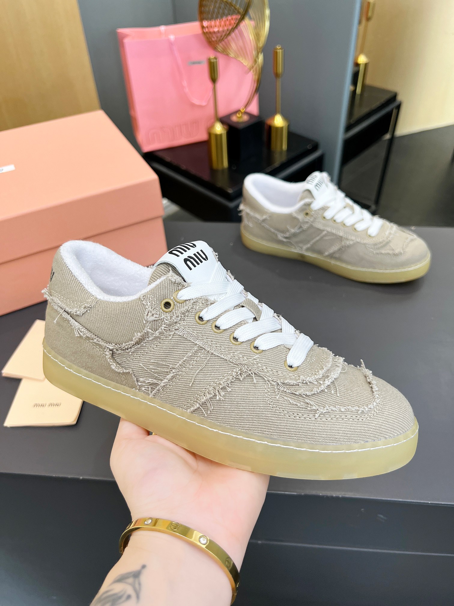 NO:234454,MiuMiu·Miu ss25 new arrival~Latest model｜Dixun sports shoes The design is like a bunch of rag heads, and the feeling of sewing and repairing for another three years (pure handmade tassels) This is a retro and old tassel canvas shoes, super retro and fashionable, with appearance and comfort coexist!  It's easy to wear and look good, it's not worse than the NB cooperation model!  Canvas shoes worn all year round, a must-have item for trendy people!  Original purchase and development, making products. This casual sneaker reflects the unique fashion attitude of Miu Miu. The Miu Miu logo forms a sharp contrast with the unique texture of denim, highlighting the classic style. The delivery counter is exquisitely packaged. The original custom imported high-density canvas. The inner li original custom imported high-density canvas. The original open molded rubber foamed sole. The color is 6 colors. The number of codes is 35--40., Casual shoes/sneakers. Miumiu, sneakers.19860909MiuMiu·缪缪ss25 new arrival～最新款｜德训运动鞋 设计像一堆破布头子,缝缝补补又三年的感觉（纯手工制作流苏） 这是一款复古做旧流苏帆布鞋,超级复古时髦,颜值与舒适并存！好穿又好看一点也不比NB合作款差啊！ 一年四季都穿搭的帆布鞋,潮人必备单品！ 原版购入开发 做货 这款休闲运动鞋体现了Miu Miu特有的时尚态度,Miu Miu徽标与牛仔布特有的质感形成鲜明对比,彰显经典格调 配送专柜精美包装 面料原版定制进口高密度帆布 内里原版定制进口高密度帆布 大底原版开模橡胶发泡大底 颜色6个颜色 码数35--40,,休闲鞋/运动鞋,miumiu,sneakers,Women's Shoes