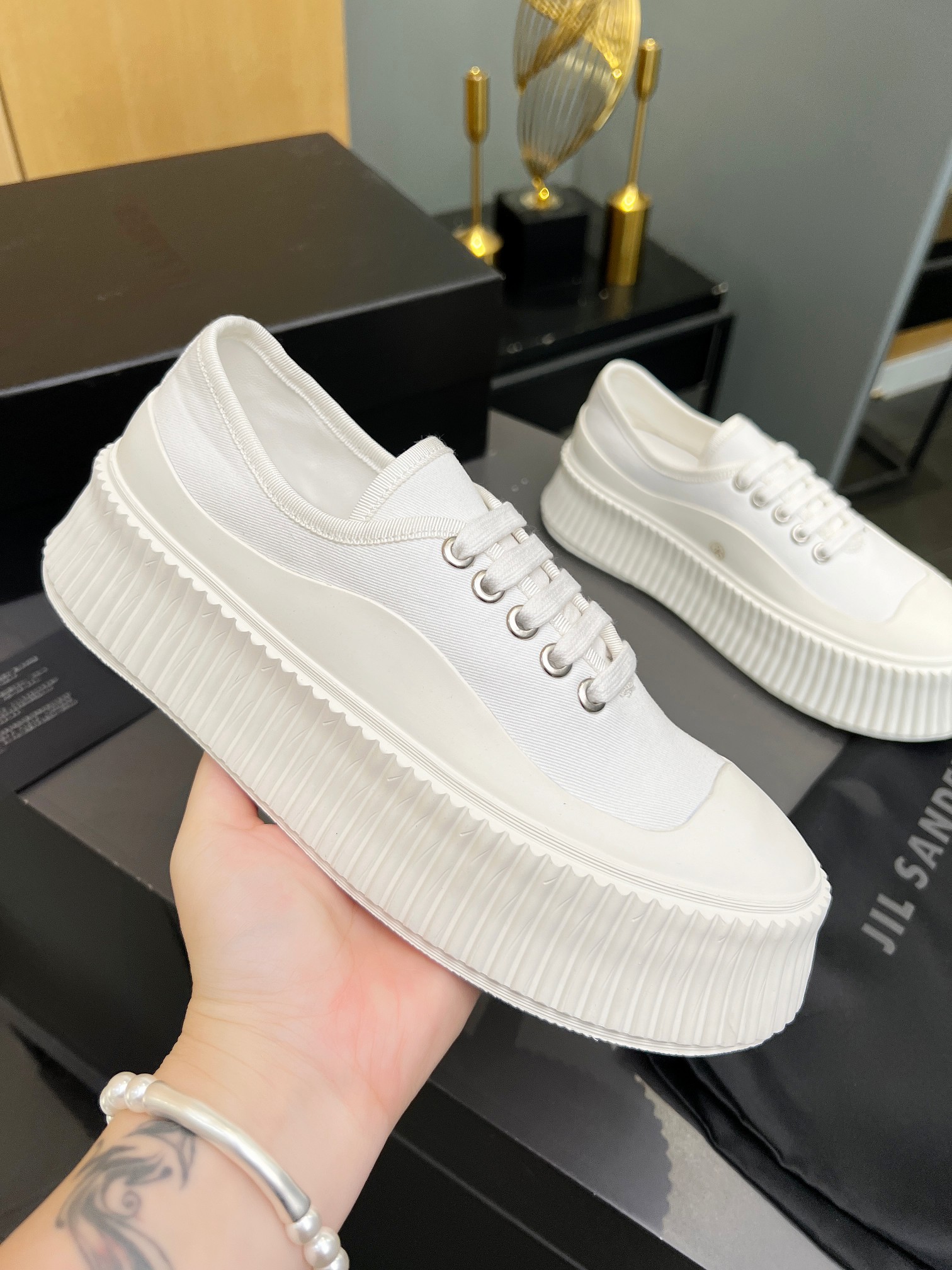 Vintage-Inspired Jill Sanders Shoes with Imported Oxen Leather and Custom Wheel Bottom - 图片 1