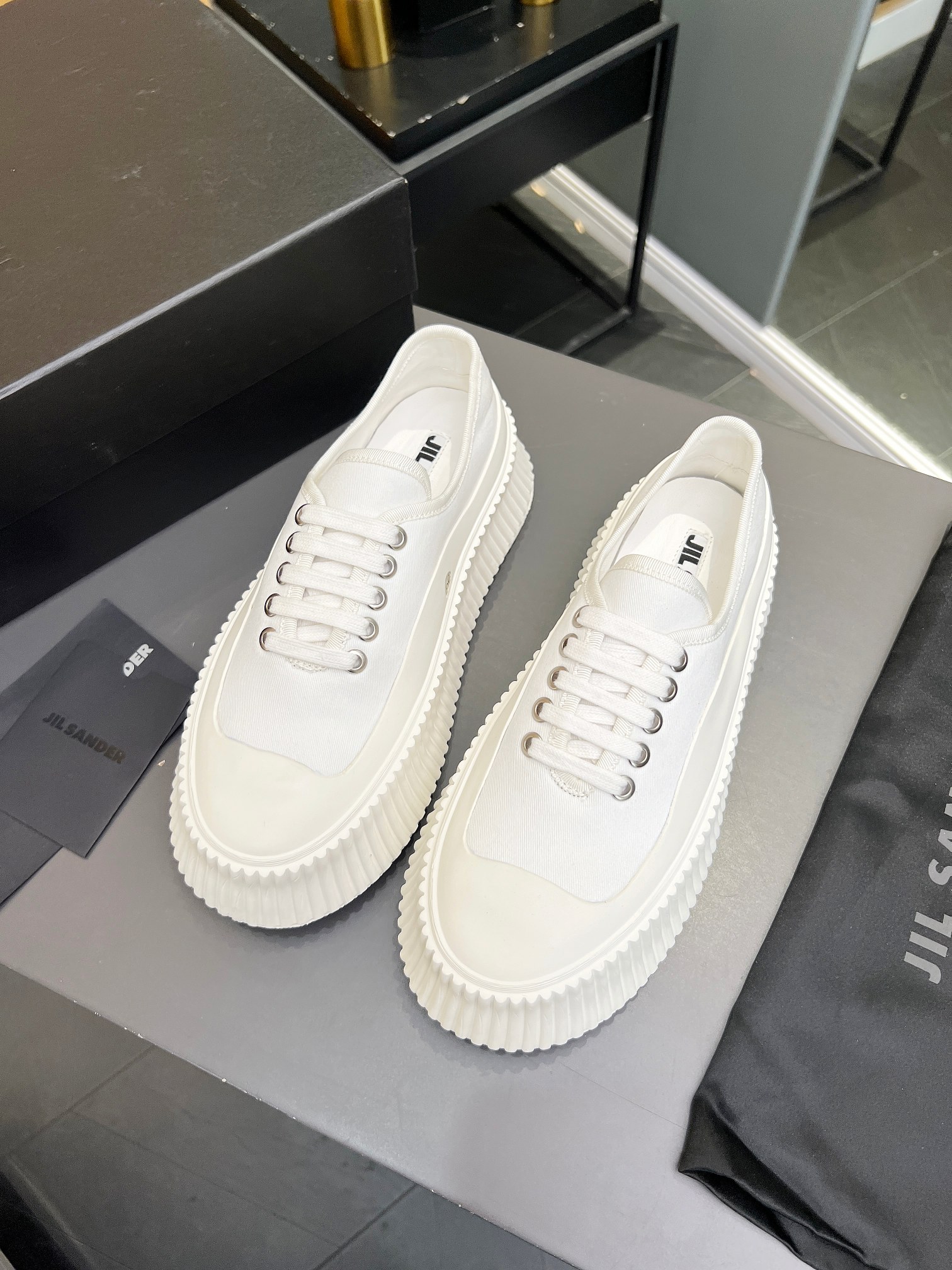 Vintage-Inspired Jill Sanders Shoes with Imported Oxen Leather and Custom Wheel Bottom - 图片 3