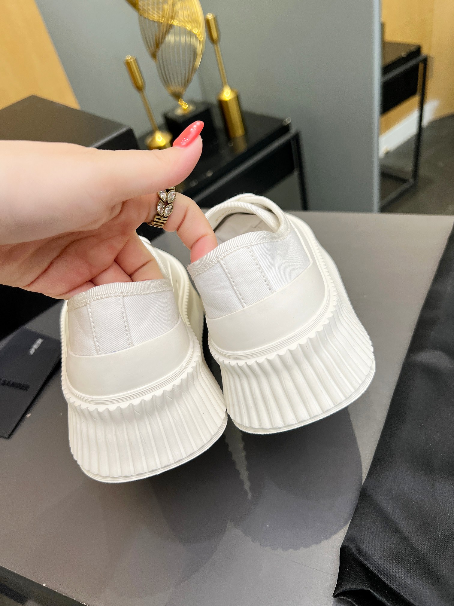 Vintage-Inspired Jill Sanders Shoes with Imported Oxen Leather and Custom Wheel Bottom - 图片 5