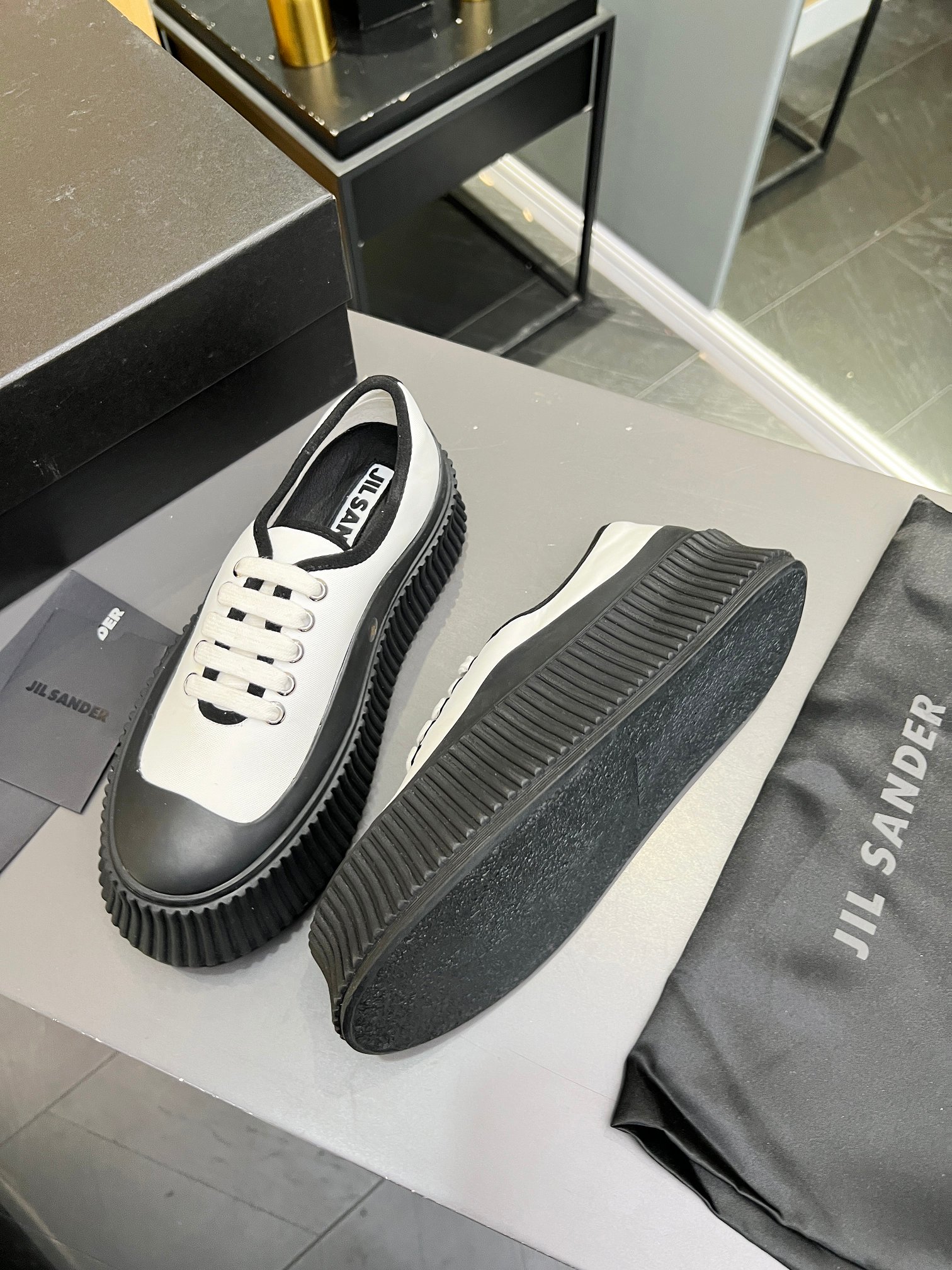 Vintage-inspired Minimalist Footwear for Women: Jill Sanders 2024 Collection Highlights Oxen Shoes - 图片 3