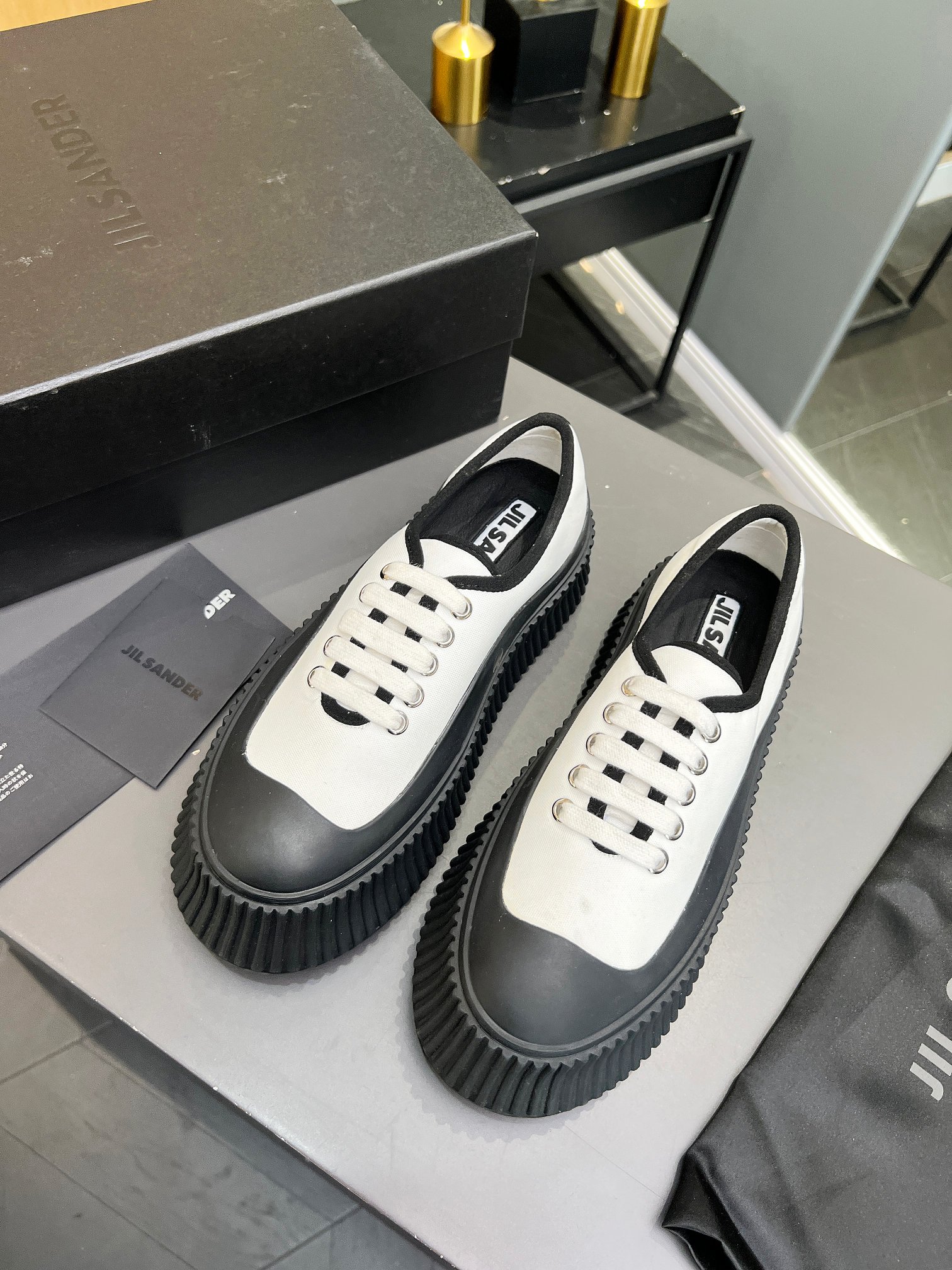Vintage-inspired Minimalist Footwear for Women: Jill Sanders 2024 Collection Highlights Oxen Shoes - 图片 4
