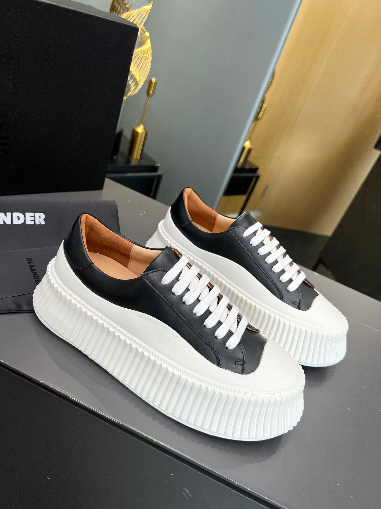 Vintage-inspired Minimalist Footwear Collection with Imported Oxen Leather and Custom Wheels - 图片 2