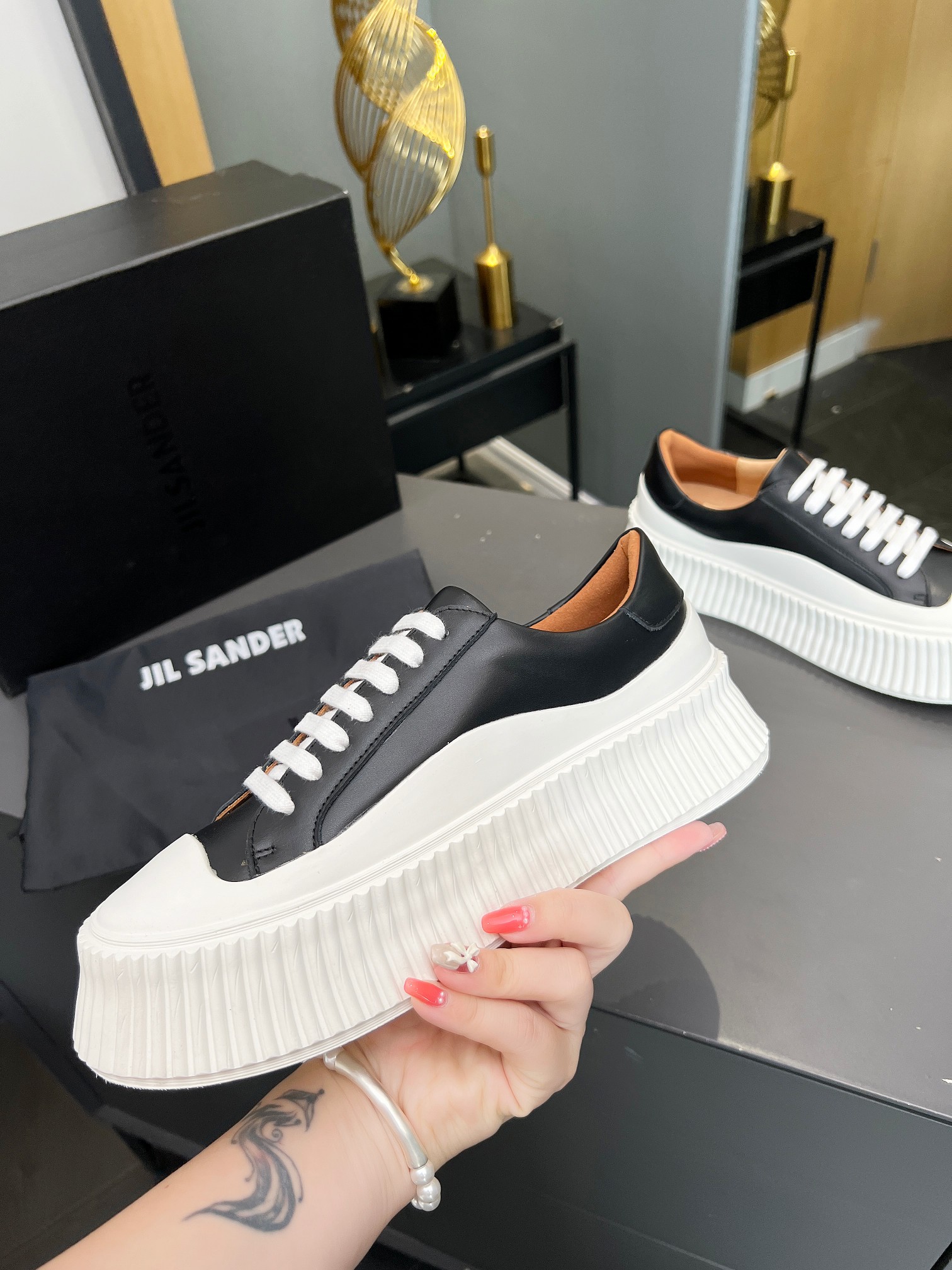 Vintage-inspired Minimalist Footwear Collection with Imported Oxen Leather and Custom Wheels - 图片 5