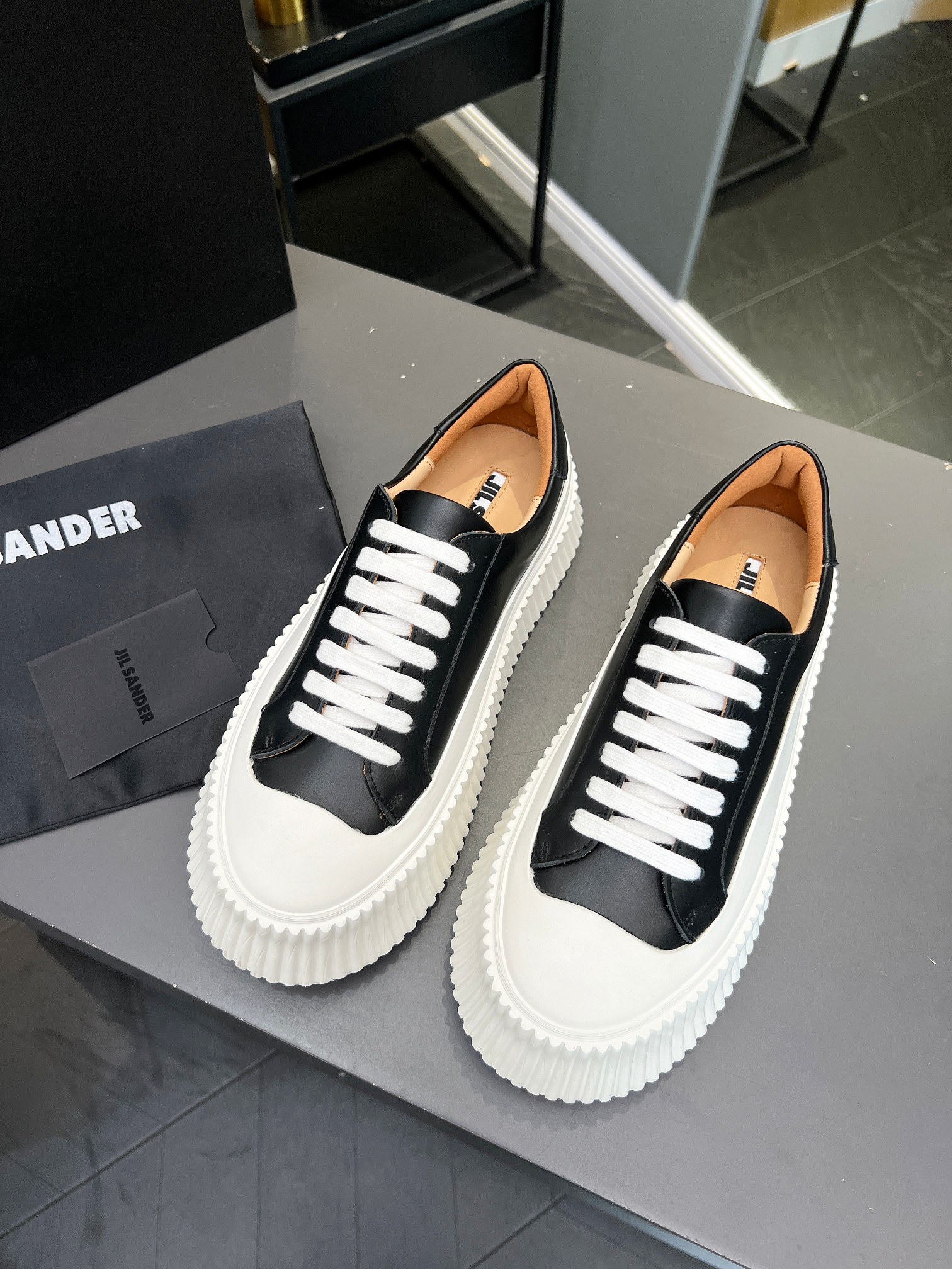 Vintage-inspired Minimalist Footwear Collection with Imported Oxen Leather and Custom Wheels - 图片 4