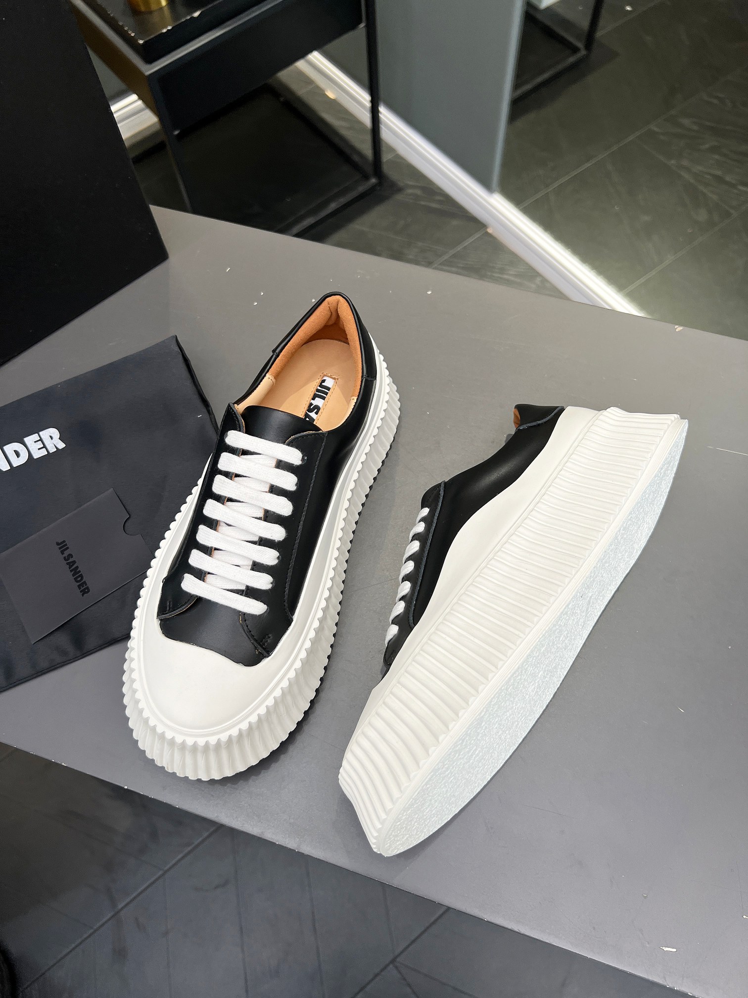 Vintage-inspired Minimalist Footwear Collection with Imported Oxen Leather and Custom Wheels - 图片 3