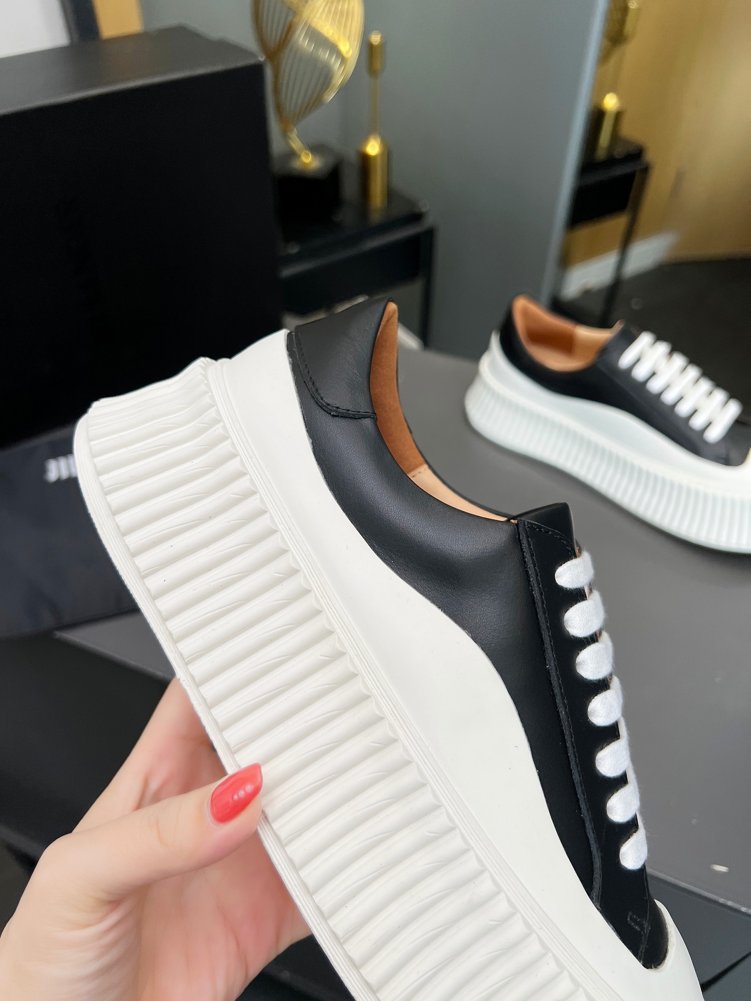 Vintage-inspired Minimalist Footwear Collection with Imported Oxen Leather and Custom Wheels - 图片 6