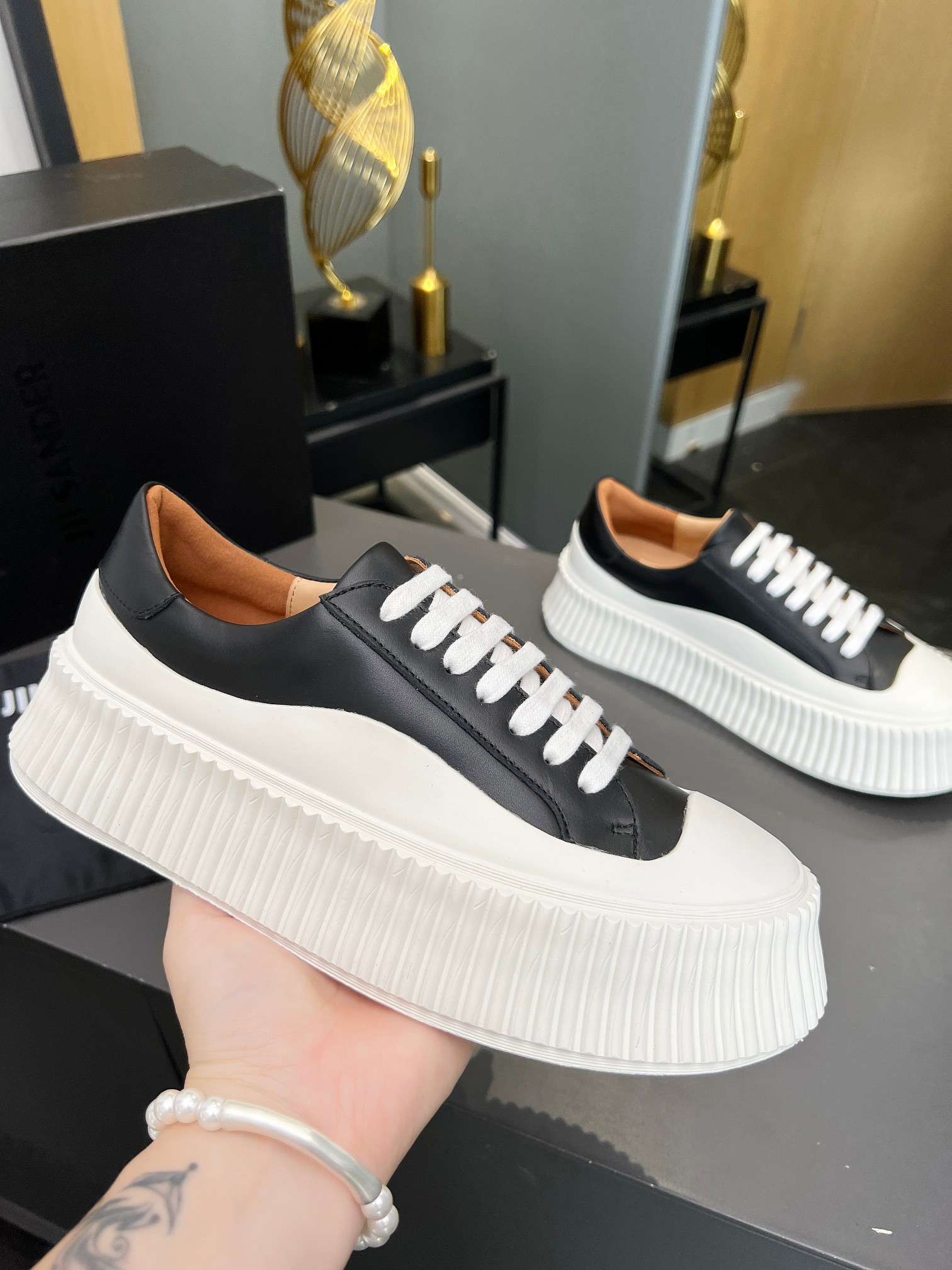 Vintage-inspired Minimalist Footwear Collection with Imported Oxen Leather and Custom Wheels - 图片 1