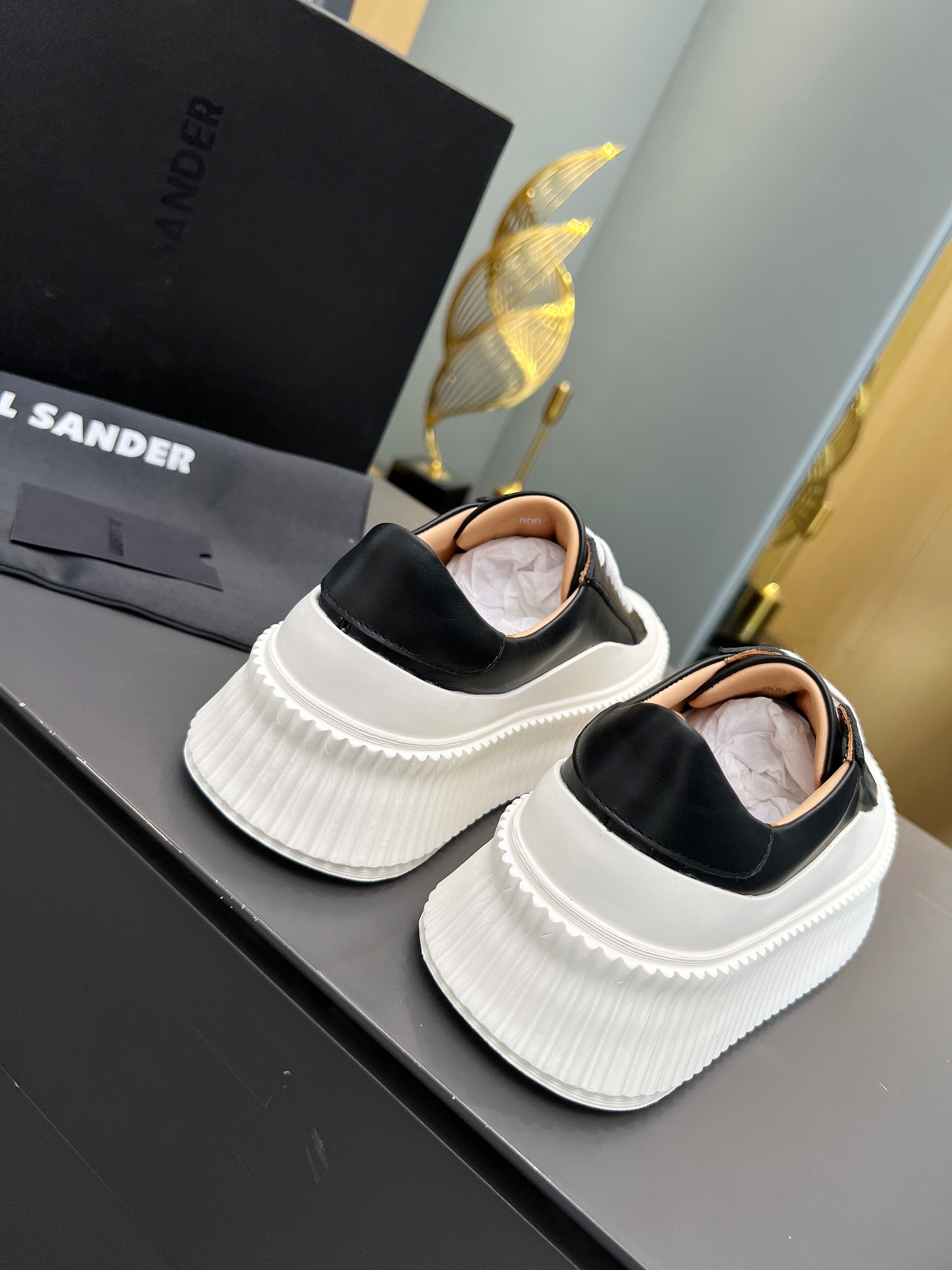 Vintage-inspired Minimalist Footwear Collection with Imported Oxen Leather and Custom Wheels - 图片 8