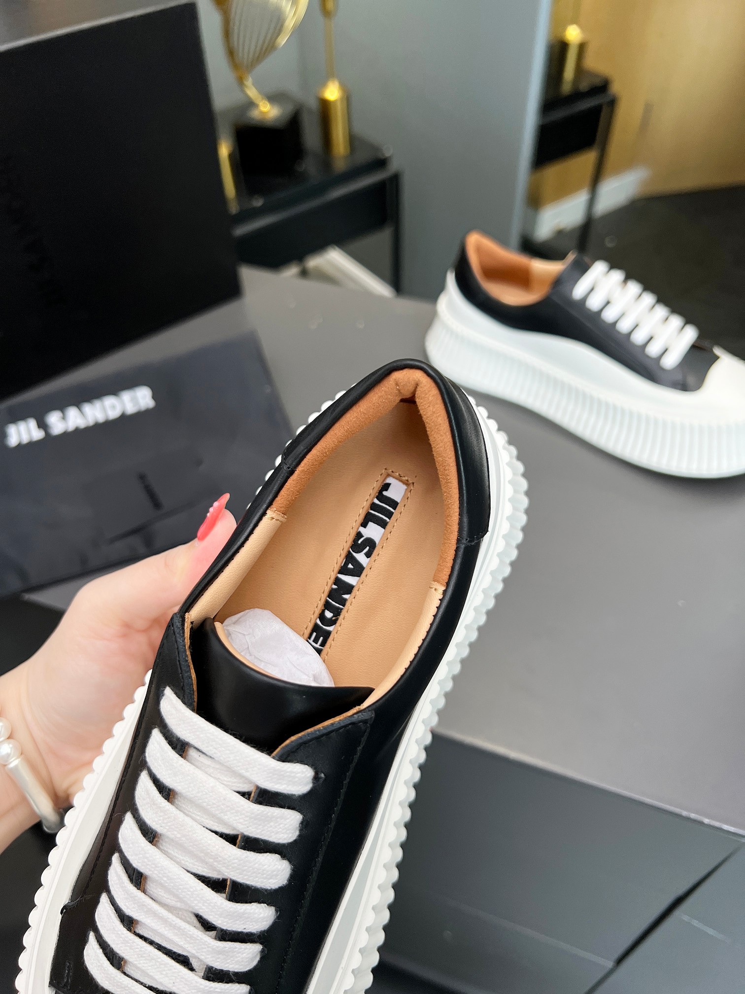 Vintage-inspired Minimalist Footwear Collection with Imported Oxen Leather and Custom Wheels - 图片 7