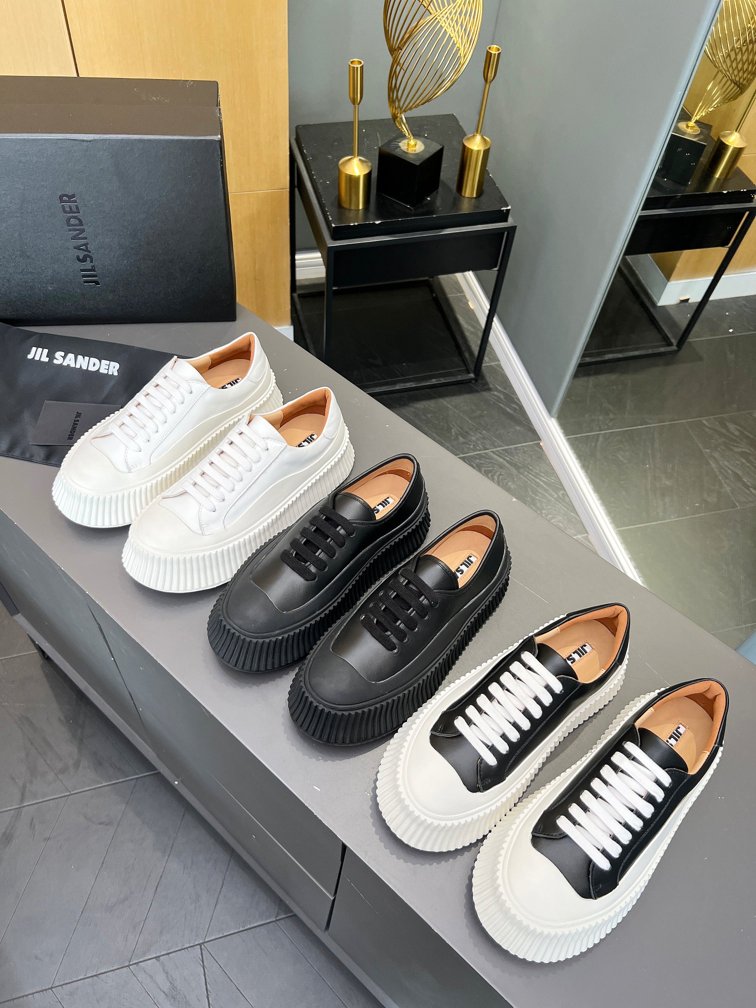 Vintage-inspired Minimalist Footwear Collection with Imported Oxen Leather and Custom Wheels - 图片 9