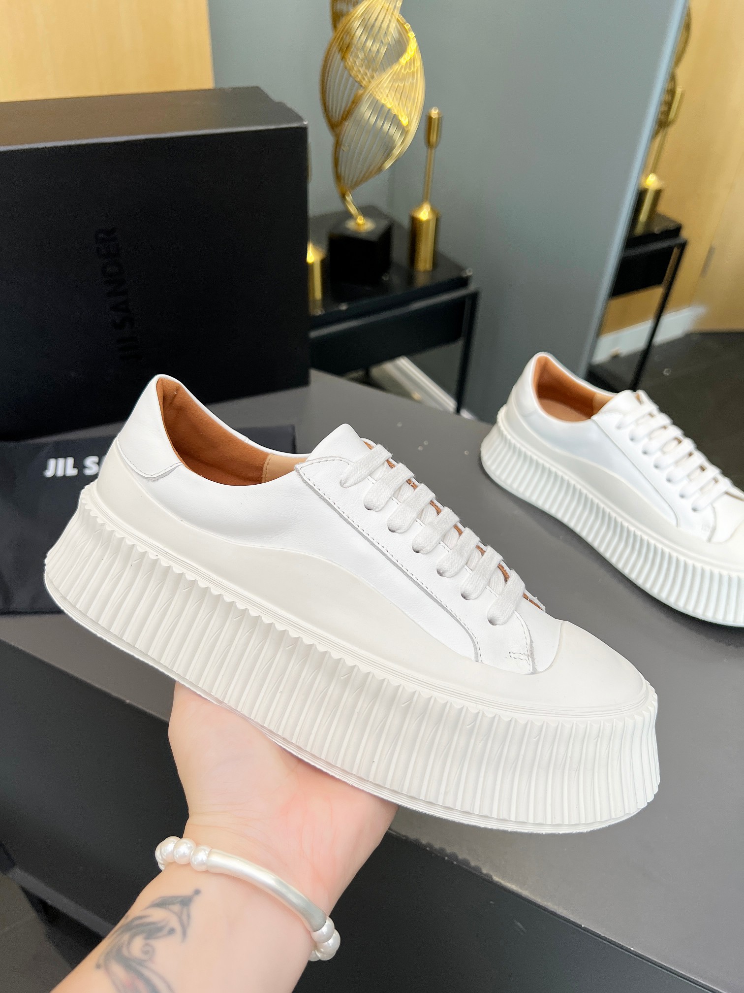 NO:929142,Jil Sander biscuit shoes, a must-have item that 2026/aw fashionistas must not miss, without any complicated decorations, with an excellent vintage feel, pure and minimalist, neat and poetic!  The fabric is made of imported first-layer cowhide, the lining is imported breathable cowhide, the outsole is original molded and customized with wheel soles, thick sole 4.5cm, women's size 35--40, men's size 39--44, casual shoes/sports shoes, jil sander, sneakers, cowhide19860909Jil Sander·饼干鞋,2026/aw时髦精绝对不能错过的必入款,没有任何繁杂装饰,质感极好的vintage感,纯粹和极简做得利落又诗意！ 面料采用进口头层牛皮 内里进口透气牛皮内里 大底原版开模定制车轮底 底厚厚底4.5cm 码数女码 35--40, 码数男码 39--44,,休闲鞋/运动鞋,jil sander,sneakers,cowhide,Women's Shoes