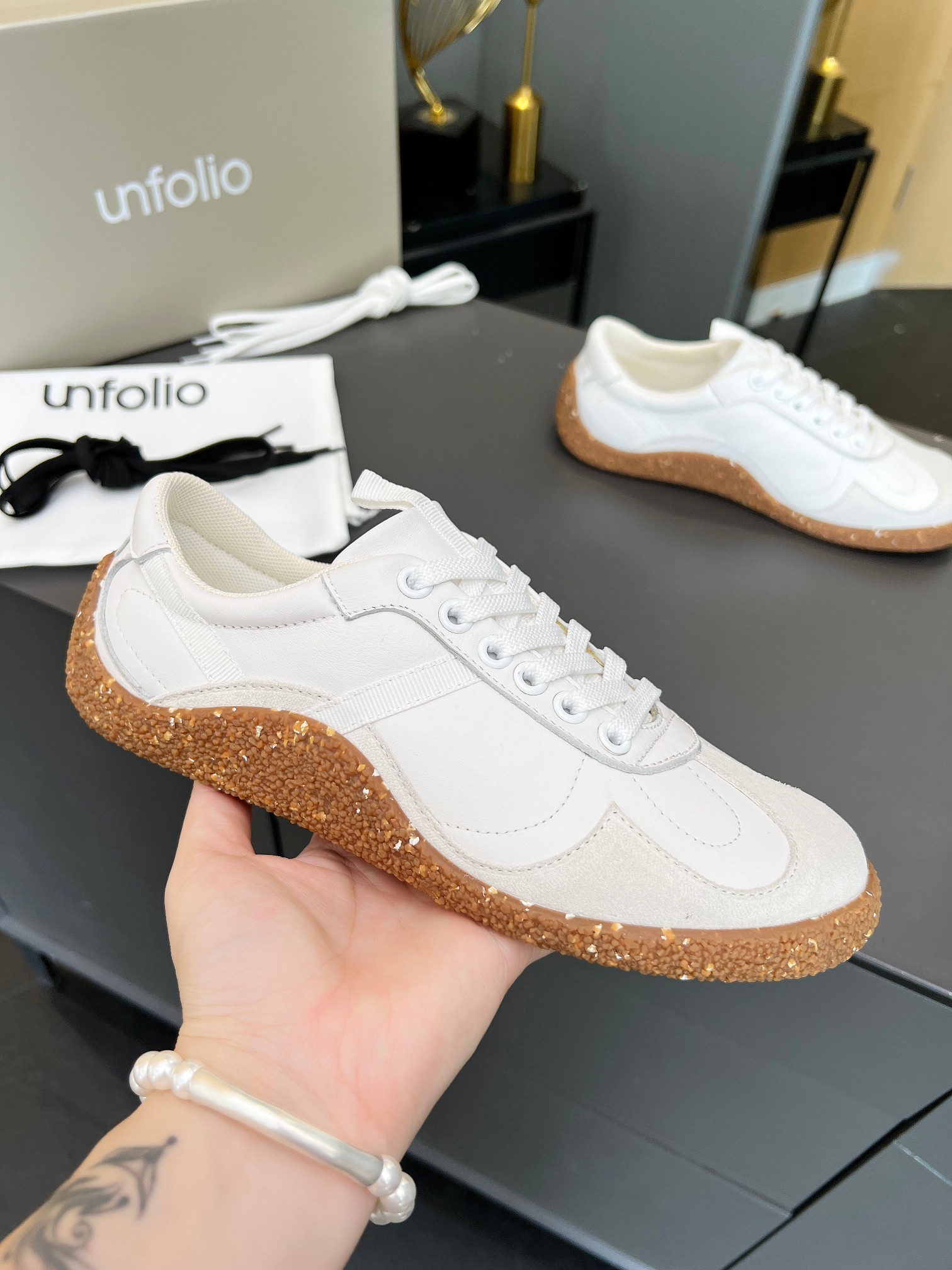 NO:234456,UNFOLIO niche human training casual women's shoes new niche design classic lace low-top sports shoes silver lace human training shoes, retro lace women's sports flat sole versatile lace shoes, top layer cowhide spliced ​​beef reverse velvet, breathable mesh lining, movable sheepskin latex insole, wavy raw glue outsole!  Women's size 35--40, casual shoes/sports shoes, sneakers, cowhide, sheepskin19860909UNFOLIO小众德训休闲女鞋新款小众设计经典系带低帮运动鞋银色蕾丝德训鞋,复古德训鞋女运动平底百搭系带芭蕾丝鞋,头层牛皮拼接牛反绒,透气网布内里,活动羊皮乳胶鞋垫,波浪型生胶大底！ 女码35--40,,休闲鞋/运动鞋,sneakers,cowhide,sheepskin,Women's Shoes