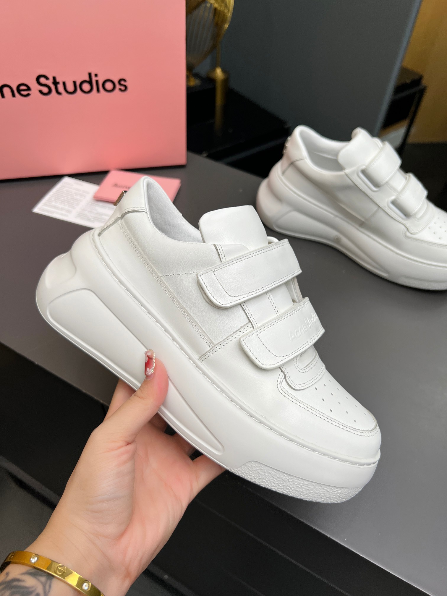 NO:274826,Real price will not be given any profit!  High-version/full package Acne Studios Smiling Velcro White Shoes Ma Sichun's thick-soled Velcro White Shoes, which looks good and easy to wear. The fat and round toe is with some cuteness and cuteness. The small square face at the heel inexplicably hits my cuteness point. The biggest highlight of this little white shoes is that it is easy to put on and take off. This pair of shoes is worn by Velcro, which is a savior of lazy cancer. Hahahahahaha. The looseness of the shoes can be adjusted by sticking Velcro. If you feel loose, stick tighter. If you feel tight, stick looser. If you receive a try on, adjust it a few times. The original sole is made of composite material, not ordinary rubber, but beef tendon bottom rubber, which is softer and more wear-resistant. It is not easy to deform after many folding. The thick sole is too lightweight. The thick 6cm is a perfect leg-pull shape. The instep design has a larger bend curve, which is 360 degrees to fit various foot shapes, and wide and fat feet are also suitable for  The top layer of cowhide fabric is soft and breathable. The material inside the shoe is breathable mesh   hole-recording cotton, breathable and soft. It is a classic style with good wear and versatile wear. Versatile and comfortable shoes will always be loved. Size 35--40, acne studios, dior, cowhide19860909实价不让利！高版本/全套包装Acne Studios笑脸魔术贴小白鞋 马思纯同款厚底魔术贴小白鞋,好看又好穿 胖胖哒圆润鞋头带着一些呆萌和可爱 后跟处的小方脸莫名其妙就戳中了我的萌点 这款小白鞋的最大亮点是 穿脱方便这双鞋是魔术贴粘着穿的 是懒癌救星哈哈哈哈哈 鞋子的宽松可以通过粘魔术贴来调整 觉得松了就粘紧一点 紧了就粘松一点 收到试穿多调整几次 原厂底是复合材质,不是普通的橡胶,是牛筋底橡胶一体成型,更软更架耐磨,多次变折也不容易变形,厚底～太轻便了,厚厚6cm妥妥的拉腿型 脚背设计的弯折弧度更大,360度贴合各种脚型,宽胖脚也适合 头层牛皮面料柔软又透气,鞋内材料是透气网布 记孔棉,透气柔软 算是穿着率很好又百搭的经典款 百搭又舒适的鞋子永远都会受人喜欢 码数女码35--40,,acne studios,dior,cowhide,Men's shoes