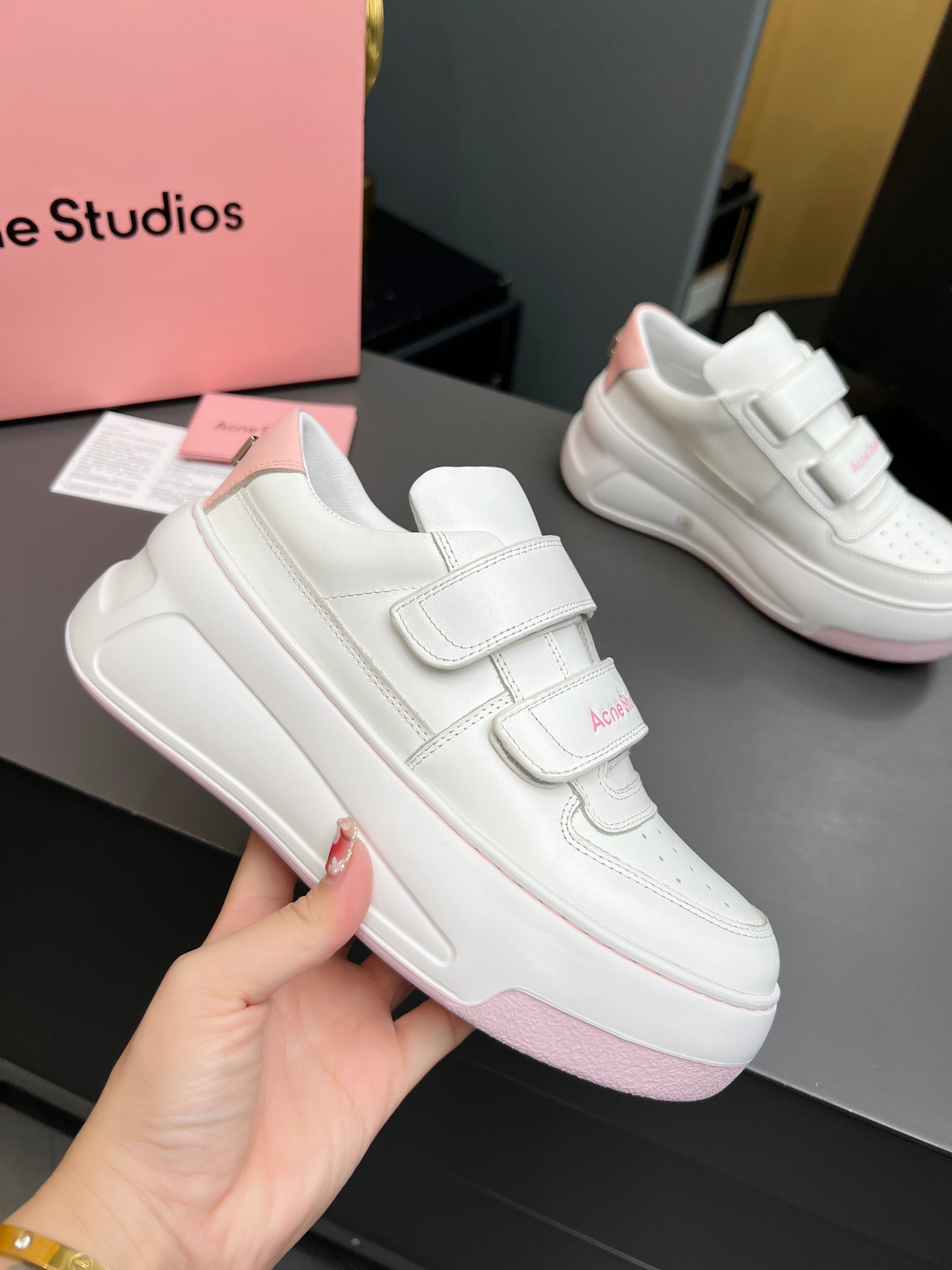 NO:652310,High version/full package Acne Studios smiling face Velcro white shoes Ma Sichun's same thick-soled Velcro white shoes, good-looking and easy to wear. The fat and round toe box has some cuteness and cuteness. The small square face at the heel inexplicably hit my cute point. The biggest highlight of these white shoes is that they are easy to put on and take off. These shoes are worn with Velcro. They are the saviors of lazy cancer hahahaha. The looseness of the shoes can be adjusted by sticking Velcro.  If it feels loose, stick it tighter. If it feels tight, stick it looser. Adjust it a few times after trying it on. The original sole is made of composite material, not ordinary rubber. It is made of beef tendon bottom rubber, which is softer and more wear-resistant. It is not easy to deform after repeated folds. Thick sole ~ too light, 6cm thick, suitable for leg-lengthening type. The instep is designed with a larger bending arc, 360-degree fit for various foot types, also suitable for wide and fat feet.  The first-layer cowhide fabric is soft and breathable, and the inner material of the shoe is breathable mesh + hole-marked cotton, which is breathable and soft. It is a classic model that has a good wearing rate and is versatile. Versatile and comfortable shoes will always be loved by people. The fabric is imported first-layer cowhide. The lining is imported breathable cowhide. The outsole is an original molded lightweight TPU sole. Thick sole 6cm. Women's size 35--40, casual shoes/sports shoes, acne  studios,dior,sneakers,cowhide19860909高版本/全套包装Acne Studios笑脸魔术贴小白鞋 马思纯同款厚底魔术贴小白鞋,好看又好穿 胖胖哒圆润鞋头带着一些呆萌和可爱 后跟处的小方脸莫名其妙就戳中了我的萌点 这款小白鞋的最大亮点是 穿脱方便这双鞋是魔术贴粘着穿的 是懒癌救星哈哈哈哈哈 鞋子的宽松可以通过粘魔术贴来调整 觉得松了就粘紧一点 紧了就粘松一点 收到试穿多调整几次 原厂底是复合材质,不是普通的橡胶,是牛筋底橡胶一体成型,更软更架耐磨,多次变折也不容易变形,厚底～太轻便了,厚厚6cm妥妥的拉腿型 脚背设计的弯折弧度更大,360度贴合各种脚型,宽胖脚也适合 头层牛皮面料柔软又透气,鞋内材料是透气网布+记孔棉,透气柔软 算是穿着率很好又百搭的经典款 百搭又舒适的鞋子永远都会受人喜欢 面料采用进口头层牛皮 内里进口透气牛皮内里 大底原版开模轻便TPU底 底厚厚底6cm 女码35--40,,休闲鞋/运动鞋,acne studios,dior,sneakers,cowhide,Women's Shoes