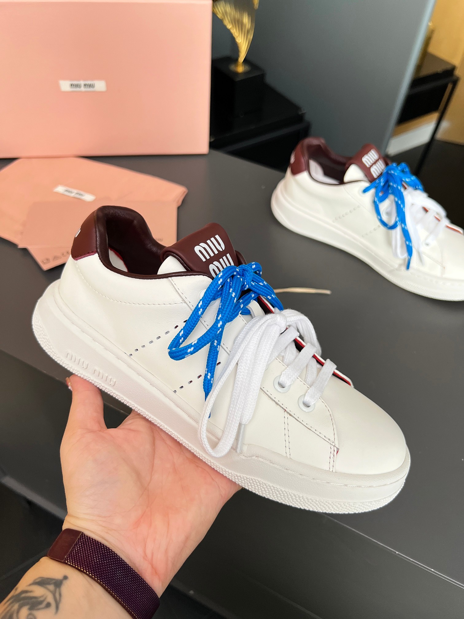 NO:234461,MiuMiu Miu 2025 new casual white shoes, four-season shoes that stand out among major brands, this year's popular white shoes. The concept of beloved at this moment, multi-element collision, conveying modern style~unique design, fashionable and versatile, whether it is matched with jeans or skirts, you can easily control it, it is very comfortable to wear, and it is a must-have for the year!  Original one-to-one-size custom-made sole, 3 cm thick, single shoes 7 colors, half-drag 5 colors, sizes for women 35--40, casual shoes/sports shoes, miumiu, sneakers, skirts, jeans19860909MiuMiu缪缪2025新款休闲小白鞋,各大品牌中脱颖而出的四季鞋,今年火爆款小白鞋,此刻挚爱的概念,多元素对撞,传达现代风格~独特的设计,时尚又百搭,无论是搭配牛仔裤还是裙子,随意搭配,都能轻松驾驭,上脚非常舒适,年度必入款！ 原版一比一定制大底,底厚3厘米 单鞋7个颜色半拖5个颜色 码数女码 35--40,,休闲鞋/运动鞋,miumiu,sneakers,skirts,jeans,Women's Shoes