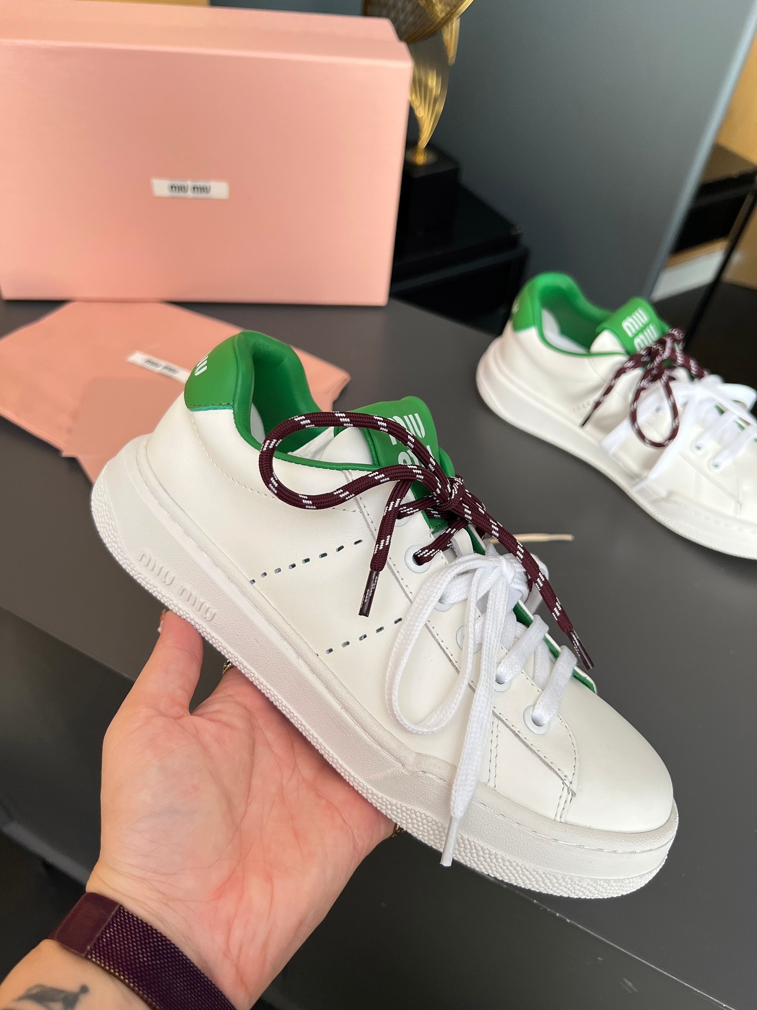 NO:283858,Real price will not be given any profit!  MiuMiu Miu 2025 new casual white shoes, four-season shoes that stand out among major brands, this year's popular white shoes. The concept of beloved at this moment, multi-element collision, conveying modern style~unique design, fashionable and versatile, whether it is matched with jeans or skirts, you can easily control it, it is very comfortable to wear, and it is a must-have for the year!  The original one-to-one-size custom-made sole, the bottom is 3 cm thick, 7 colors, half-drag 5 colors, size number women's size 35--40,,,miumiu, skirts, jeans19860909实价不让利！MiuMiu缪缪2025新款休闲小白鞋,各大品牌中脱颖而出的四季鞋,今年火爆款小白鞋,此刻挚爱的概念,多元素对撞,传达现代风格~独特的设计,时尚又百搭,无论是搭配牛仔裤还是裙子,随意搭配,都能轻松驾驭,上脚非常舒适,年度必入款！ 原版一比一定制大底,底厚3厘米 单鞋7个颜色半拖5个颜色 码数女码 35--40,,,miumiu,skirts,jeans,Men's shoes