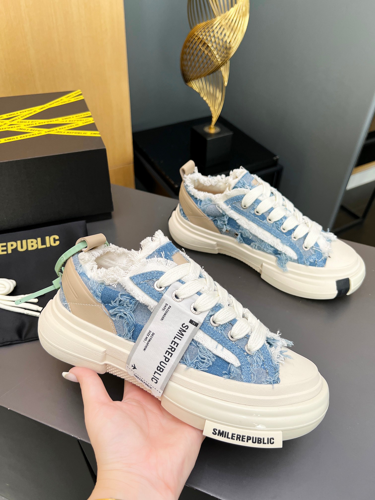 NO:234465,Tan Jianci smiled with light shoes. There are so many trendy celebrities and internet celebrities. They are so cool when they are on their feet, whether they are good or comfortable, they will shine. They really can't resist it!  !  I would like to call this pair of shoes a very versatile shoe with thick sole shoes. The shoes are really big!  It looks like wearing a boat and showing her legs are long and thin on her feet, which makes her look so delicate. The height is about 4cm tall. The front is round and a little cute. The insole is leather. Compared with Wu Jianhao xvessel, I think these feet feel better and more versatile!  Women's size 35--40, men's size 39--45, casual shoes/sports shoes, sneakers19860909灯光鞋檀健次开口笑 超多潮人明星网红上脚好酷炫的不论是颜值还是舒适度都yyds还会发光 真的抵抗不了！！ 这双鞋子我愿称作厚底鞋天花板好百搭的一款鞋子,鞋子真的好大！像穿了一条船在脚上巨显腿长和腿细显得好秀气,增高约4cm矮个子福音,前面圆圆的有点可爱 鞋垫是皮的对比吴建豪 xvessel 我觉得这双脚感更好,更百搭！ 女码35--40, 男码39--45,,休闲鞋/运动鞋,sneakers,Women's Shoes