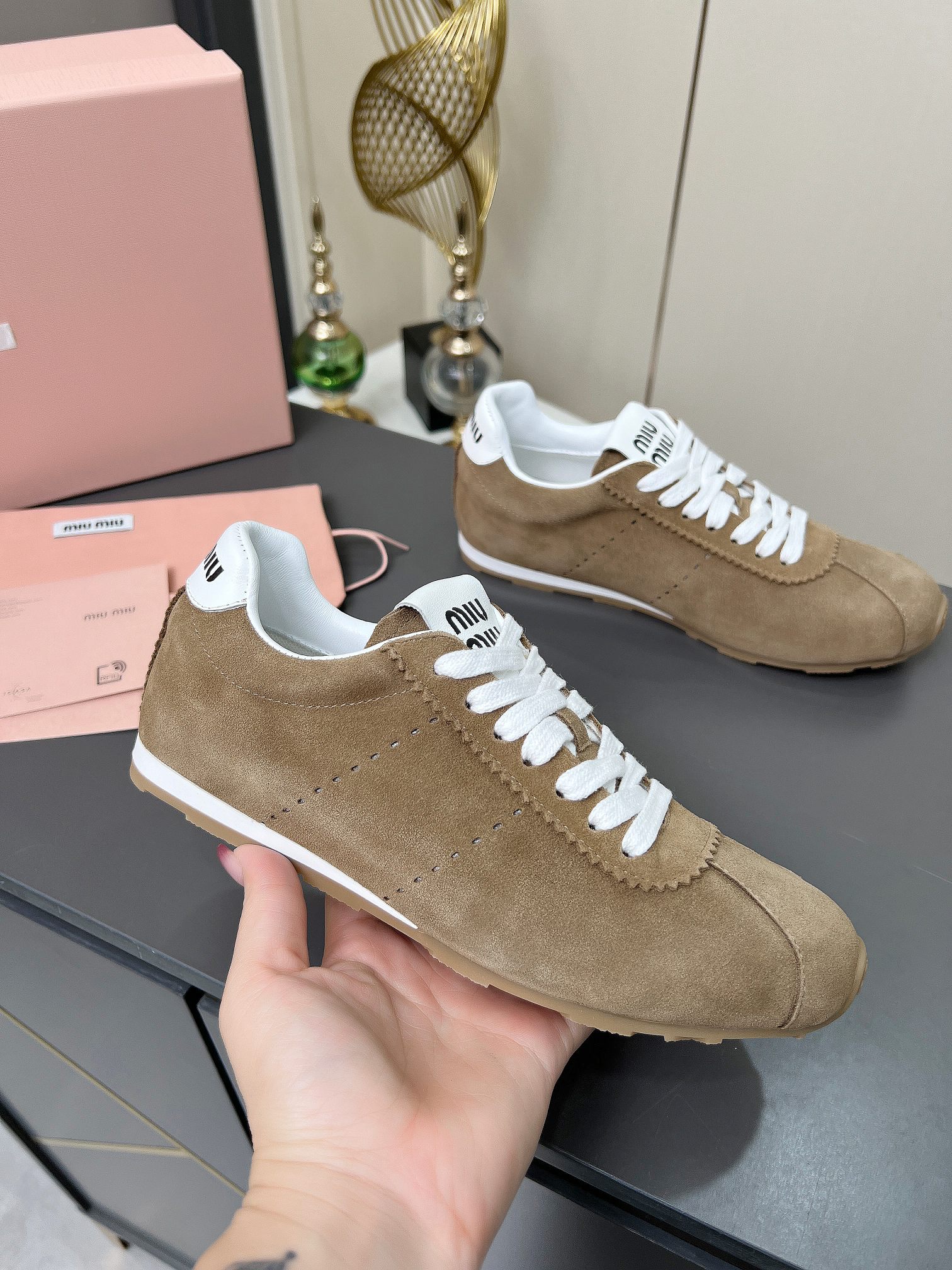 NO:164818,Miumiu 2025 new casual and hot dirty shoes. Miumiu is too girly this season. This series is really beautiful, not tired, beautiful and fashionable... This year's Miu has started to cheat, and everyone is very beautiful! The simple design and the old style are really retro! Handmade and used to polish the skin. The leather of the whole pair of shoes is made of imported Italian cowhide. The inner foot pads are all sheepskin. The original anti-slip Oxford big soles feel very soft! Simple and high-end, casually matched, very comfortable to wear, must-have for the year! Size 35--40, casual shoes/sports shoes, miumiu, sneakers, cowhide, sheepskin19860909Miumiu缪缪2025新款休闲火爆款脏脏鞋 缪缪这一季也太少女了吧这款系列真的太好看了,暴走不累 好看又时尚……今年的Miu开了挂啦每个都特别好看！简约的设计搭配做旧的风格真的很复古！手工做旧擦色 整双鞋皮料选用进口意大利进口牛皮 內里垫脚均是羊皮 原版防滑牛津大底脚感很柔软！ 简约高级 随意搭配 上脚非常舒适,年度必入款！ 码数35--40,,休闲鞋/运动鞋,miumiu,sneakers,cowhide,sheepskin,Women's Shoes