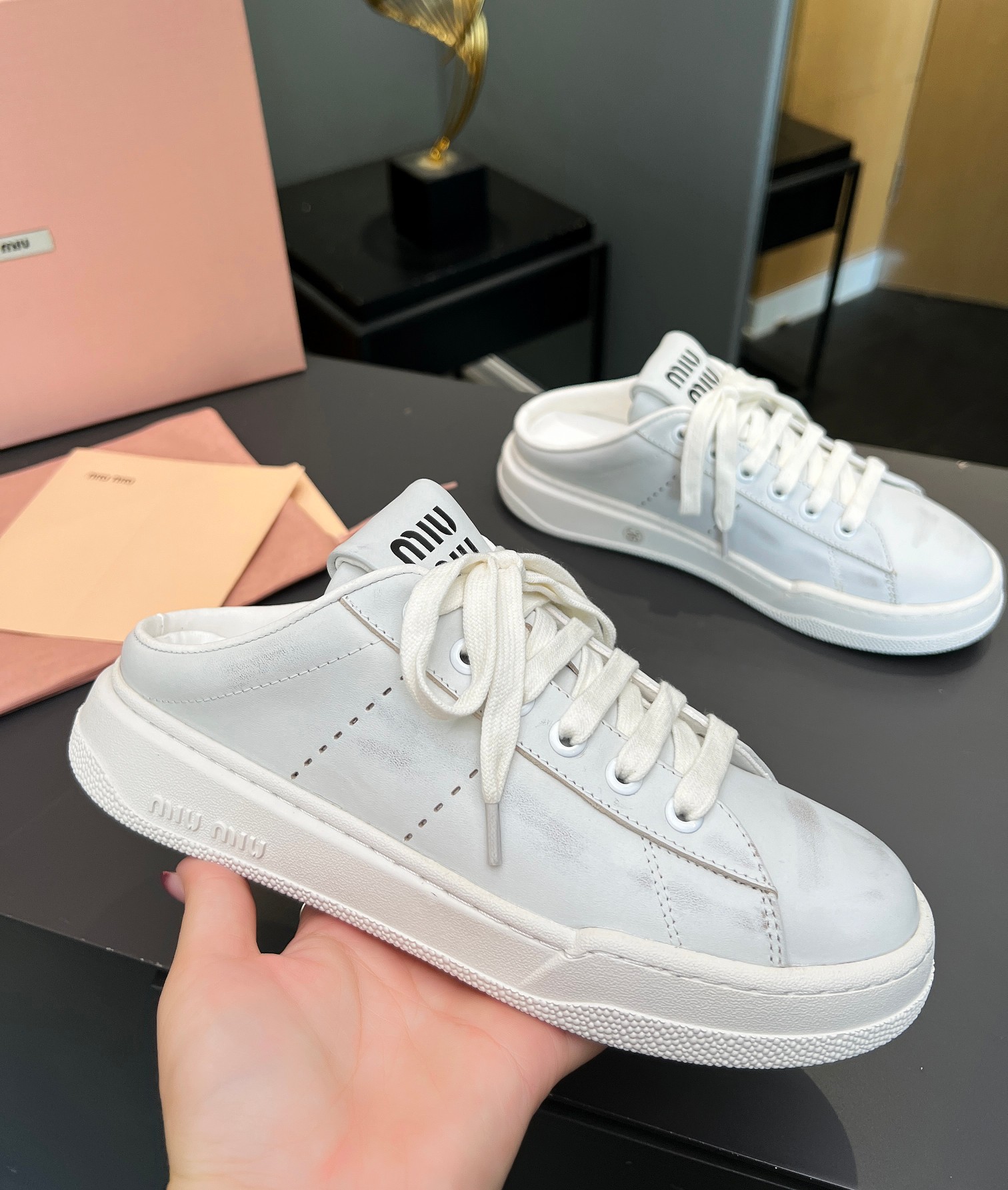 NO:234457,MiuMiu Miu 2025 new semi-travel casual white shoes, four-season shoes that stand out among major brands, this year's popular white shoes. The concept of beloved at this moment, multi-element collision, conveying modern style~unique design, fashionable and versatile, whether it is matched with jeans or skirts, you can easily control it, it is very comfortable to wear, and it is a must-have for the year!  The original one-to-one-size custom-made sole, the bottom is 3 cm thick, 7 colors, half-drag 5 colors, size number for women 35--40, semi-drag, miumiu, skirts, jeans19860909MiuMiu缪缪2025新款半拖休闲小白鞋,各大品牌中脱颖而出的四季鞋,今年火爆款小白鞋,此刻挚爱的概念,多元素对撞,传达现代风格~独特的设计,时尚又百搭,无论是搭配牛仔裤还是裙子,随意搭配,都能轻松驾驭,上脚非常舒适,年度必入款！ 原版一比一定制大底,底厚3厘米 单鞋7个颜色半拖5个颜色 码数女码 35--40,,半拖,miumiu,skirts,jeans,Women's Shoes