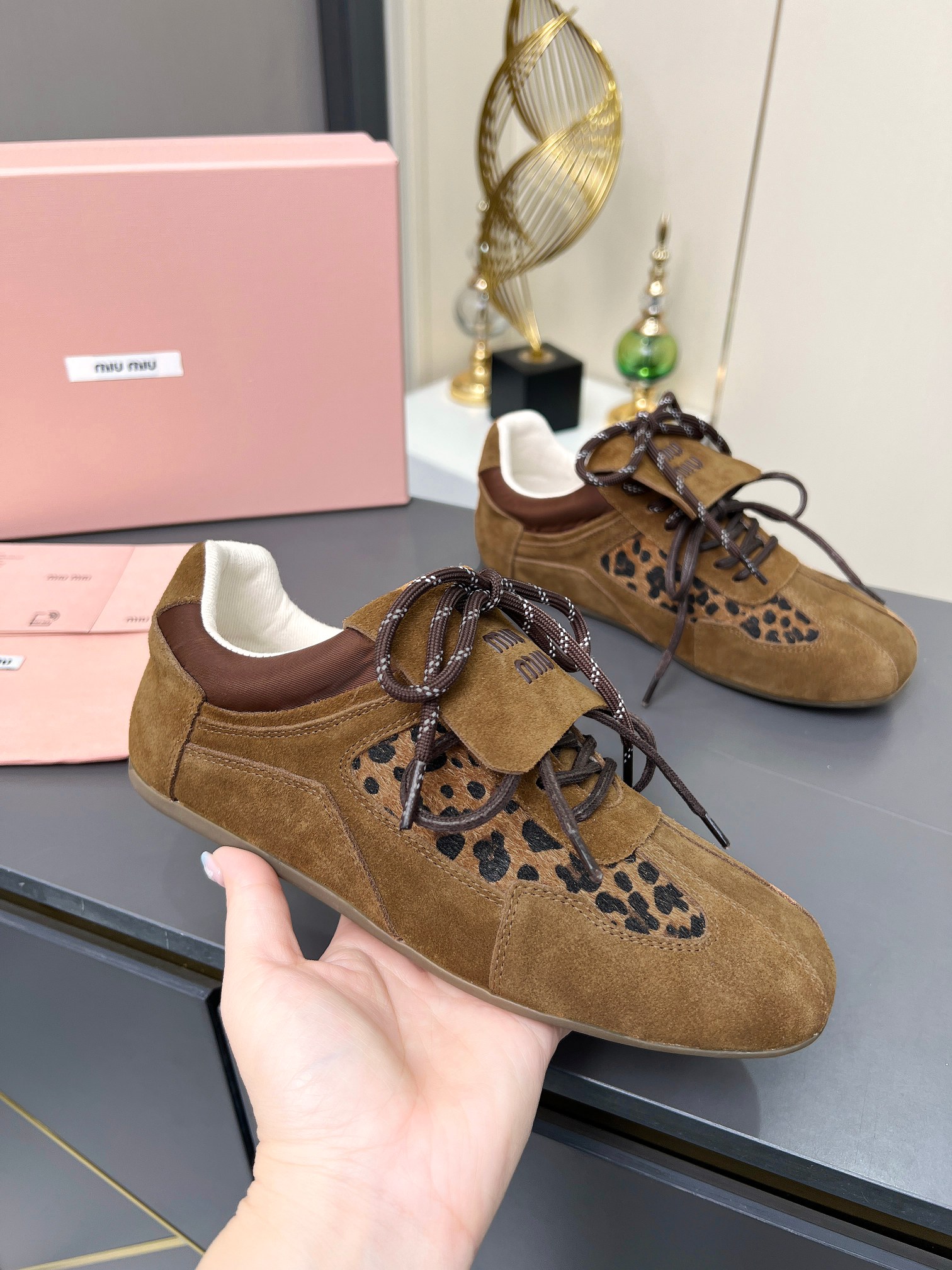 NO:234458,MiuMiu·Miu Miu 2025 latest catwalk style, casual sports shoes, Forrest Gump shoes, Deshu shoes. This series is so girly. This series is really beautiful. The Oxford thin-soled design is super light and comfortable to wear, and it is not tired of walking. It looks good and fashionable... This year's Miu has started to have a cheat, and everyone is very beautiful!  Close-up of details from the Miu Miu series, the fabric is made of deer-skin spliced ​​horse hair, the trend elements of the new season and the concept of the love at the moment, the multi-dimensional collision, conveying the modern style simple and high-end style. It is easy to match, and it looks good no matter how you wear it this spring and summer fashion favorite. The fabric is imported deer-skin spliced ​​horse hair, the inner lining is original breathable and brie, the original wear-resistant rubber sole, the size 35--40,, casual shoes/sports shoes, miumiu, sneakers19860909MiuMiu·缪缪2025早春最新走秀款 休闲 运动鞋 阿甘鞋 德训鞋 缪缪这一款也太少女了吧这系列真的太好看了,牛津薄底的设计,上脚超级轻便舒服,暴走不累 好看又时尚……今年的Miu开了挂啦每个都特别好看！来自Miu Miu系列的细节特写,面料釆用鹿皮拼接马毛,新季的潮流要素与此刻挚爱的概念,多元对撞,传达现代风格简约高级 随意搭配,怎么穿都好看今春夏时髦精最爱 面料进口鹿皮拼接马毛 内里原版透气布里 大底原版耐磨橡胶鞋底 码数35--40,,休闲鞋/运动鞋,miumiu,sneakers,Women's Shoes