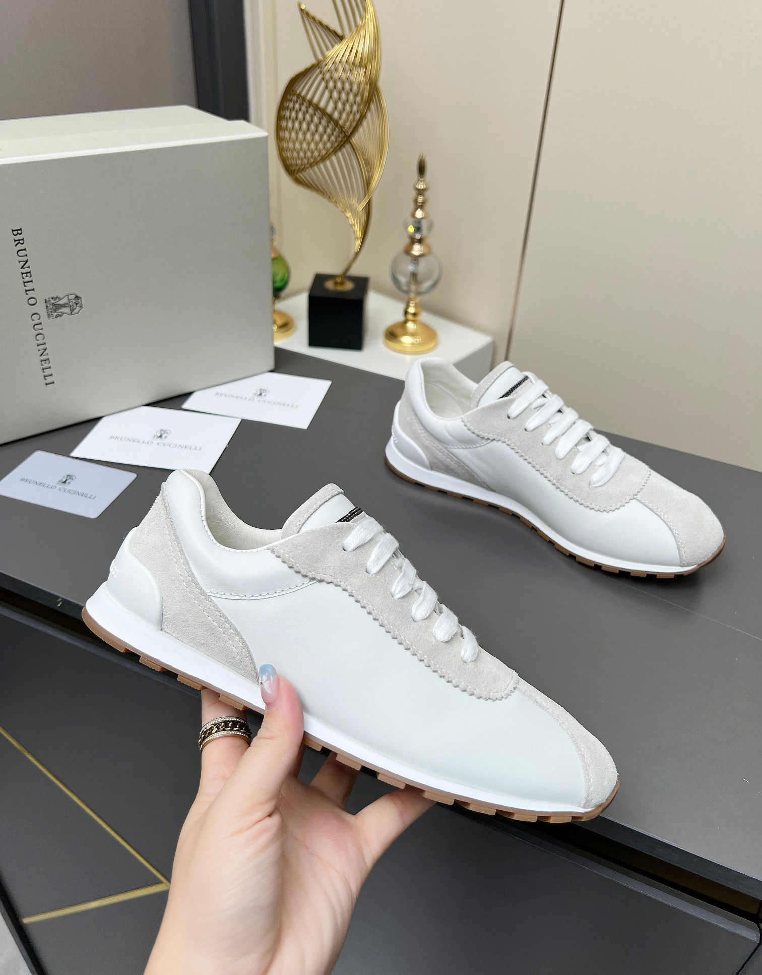 NO:164810,BC【brunello Cucinelli】2025 new new women's striped suede casual sneakers (decorative beaded sneakers) High mercerized beef tiles with cowhide leather, matched with Logo hardware chain, does not fade, imported cowhide leather in the inner counter, imported cowhide leather in the footbed counter, original TPR outsole size 35--40, casual shoes/sports shoes, brunello cucinelli, sneakers, cowhide, chamois leather19860909BC【brunello Cucinelli】2025新款新品女士条纹麂皮休闲运动鞋（装饰镶珠运动鞋） 鞋面高丝光牛猄拼接牛皮,搭配Logo五金链条不掉色 内里专柜进口牛皮 垫脚专柜进口牛皮 大底原版TPR大底 码数35--40,,休闲鞋/运动鞋,brunello cucinelli,sneakers,cowhide,chamois leather,Women's Shoes