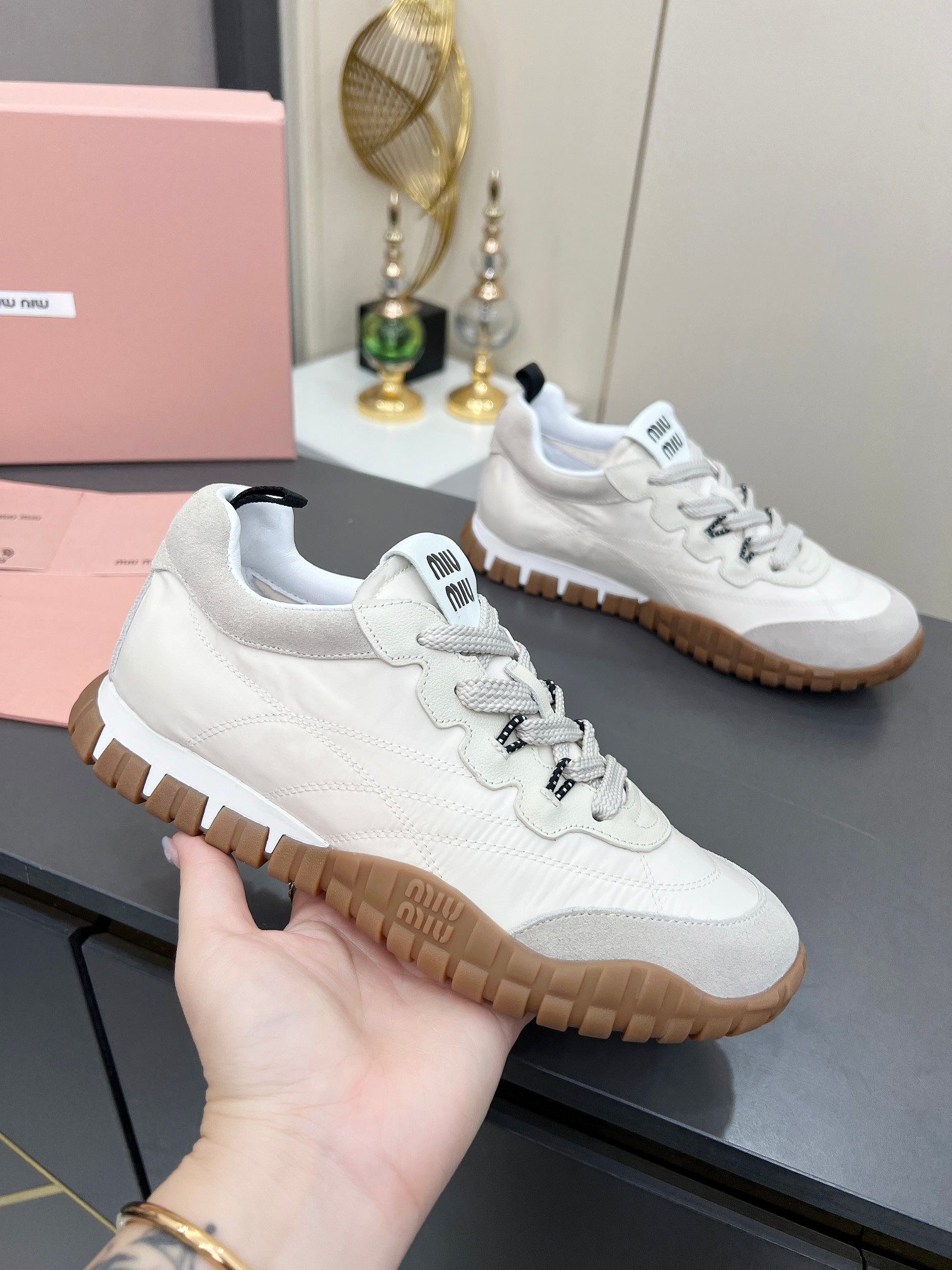 NO:234451,Miumiu·Miao Miu's new technology fabric and velvet calfskin tire sneakers. The tire pattern combines elegance and sporty functions. The dynamic, flexible and durable rubber sole reminds the pattern of the tire. The sneaker is made of high-tech fabric and suede calfskin, reflecting the bold characteristics of Miu Miu. The miu style is integrated into the simple lines of this tire-sole canvas sneaker. The chic logo is decorated on the tongue and the back, embellished with retro. Thick-soled design. Bold and innovative avant-garde, and multi-element collision, conveying a modern style. Simple and high-end. It is easy to match and looks good no matter how you wear it!  Imported silk cloth spliced ​​calfskin inner lining original breathable cloth outsole original wear-resistant tire pattern bottom size 35--40, casual shoes/sports shoes, miumiu, sneakers, cowhide19860909miumiu·缪缪早春新品科技面料和绒 面小牛皮轮胎运动鞋 该轮胎纹底结合了优雅和运动功能.动态、柔韧且耐用的橡胶鞋底让人想起轮胎的图案.该款运动鞋采用高科技面料和绒面小牛皮制成,体现了Miu Miu 的大胆特色. miu风格融于此款轮胎底帆布运动鞋的简约线条 别致徽标饰于鞋舌与背后,点缀复古 厚底设计 大胆创新前卫,多元素对撞,传达现代风格简约高级 随意搭配,怎么穿都好看！ 面料进口丝绸布拼接小牛皮 内里原版透气布里 大底原版耐磨轮胎纹底 码数35--40,,休闲鞋/运动鞋,miumiu,sneakers,cowhide,Women's Shoes