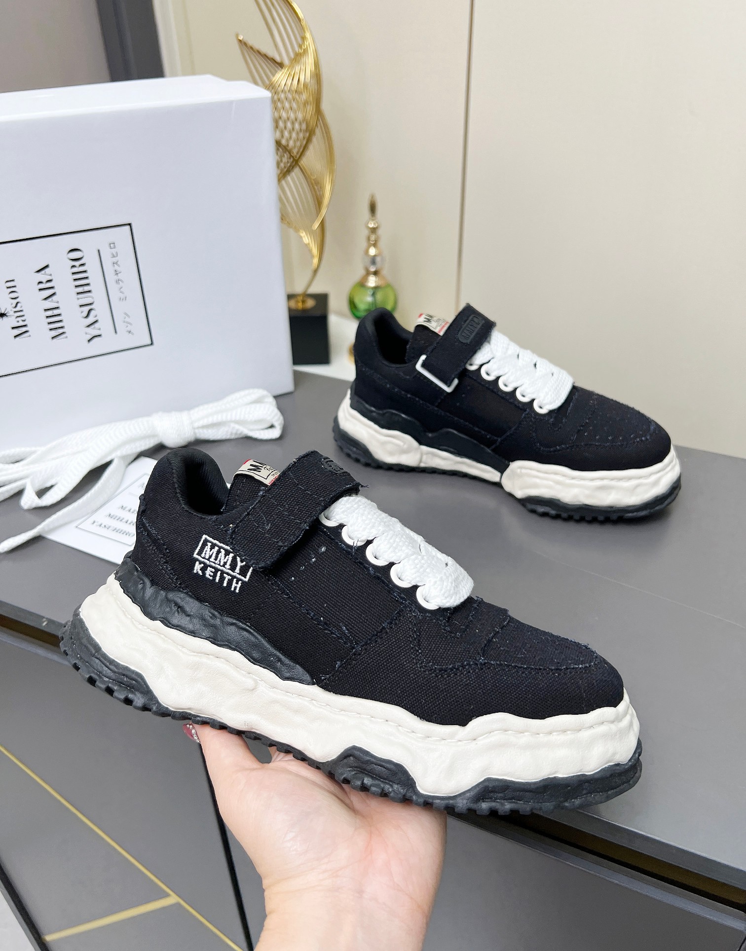 NO:275341,Real-price MMY·Mihara Yasuyu dissolves shoes, classic personality and cowhide design, these shoes perfectly blend personality and fashion. The moment you put on your feet, the street trend is full, and every step is unruly, and the overall feeling is more textured!  The 4.5CM thick-soled design instantly turns into long legs!  Original mold reproduction restores the authentic taste!  The upper is made of imported canvas with super texture/top cowhide. The inner lining is top-level breathable and cloth. Secondary molded irregular outsole. Anti-slip and wear-resistant. Size 35#-40# 39#-45# (TT), mmy, cowhide19860909实价MMY·三原康裕 溶解鞋,经典个性再添加牛皮设计,这双板鞋将个性与时尚完美融合.上脚瞬间,街头潮流感拉满,每一步都踏出不羁态度,整体感觉更有质感！4.5CM的厚底设计秒变大长腿！ 原版开模复刻 还原正品味道 ！ 鞋面采用进口帆布超有质感/头层牛皮 内里采用顶级透气布里 二次成型不规则大底 防滑耐磨 码数35#-40# 39#-45#（TT）,,mmy,cowhide,Men's shoes