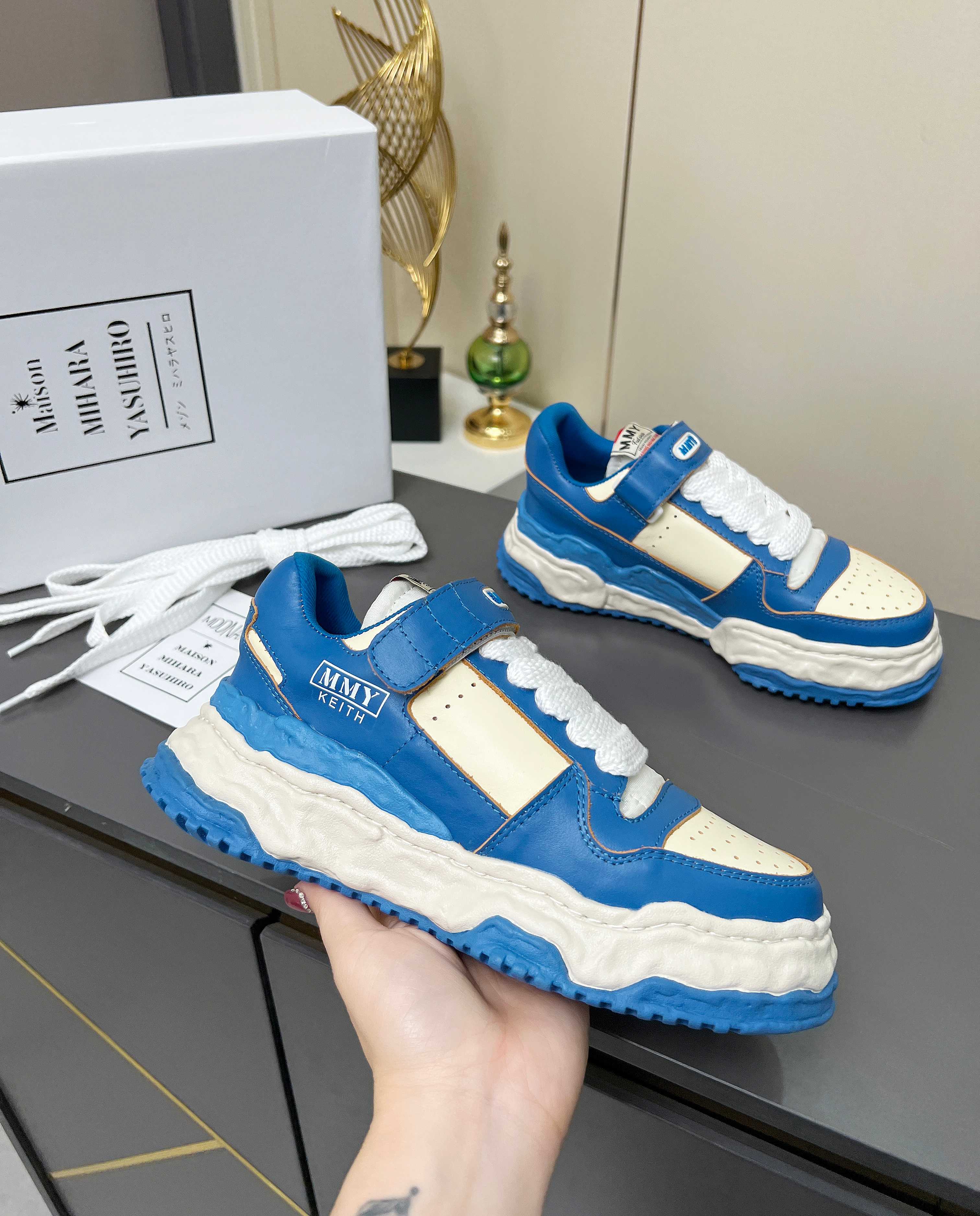 NO:354830,MMY·Mihara Yasuhiro dissolves shoes, classic personality and cowhide design, this pair of shoes perfectly integrates personality and fashion. The moment you put on your feet, the street trend is full, and every step is unruly, and the overall feeling is more textured!  The 4.5CM thick-soled design instantly turns into long legs!  Original mold reproduction restores the authentic taste!  Imported canvas on the upper is super textured/top-layer cowhide, top-level breathable cloth, outsole secondary molding irregular sole, non-slip and wear-resistant, size women's code 35--40, size men's code 39--45,,mmy,cowhide19860909MMY·三原康裕溶解鞋,经典个性再添加牛皮设计,这双板鞋将个性与时尚完美融合.上脚瞬间,街头潮流感拉满,每一步都踏出不羁态度,整体感觉更有质感！4.5CM的厚底设计秒变大长腿！ 原版开模复刻 还原正品味道 ！ 鞋面进口帆布超有质感/头层牛皮 内里顶级透气布里 大底二次成型不规则大底 防滑耐磨 码数女码35--40 码数男码39--45,,mmy,cowhide,Men's shoes