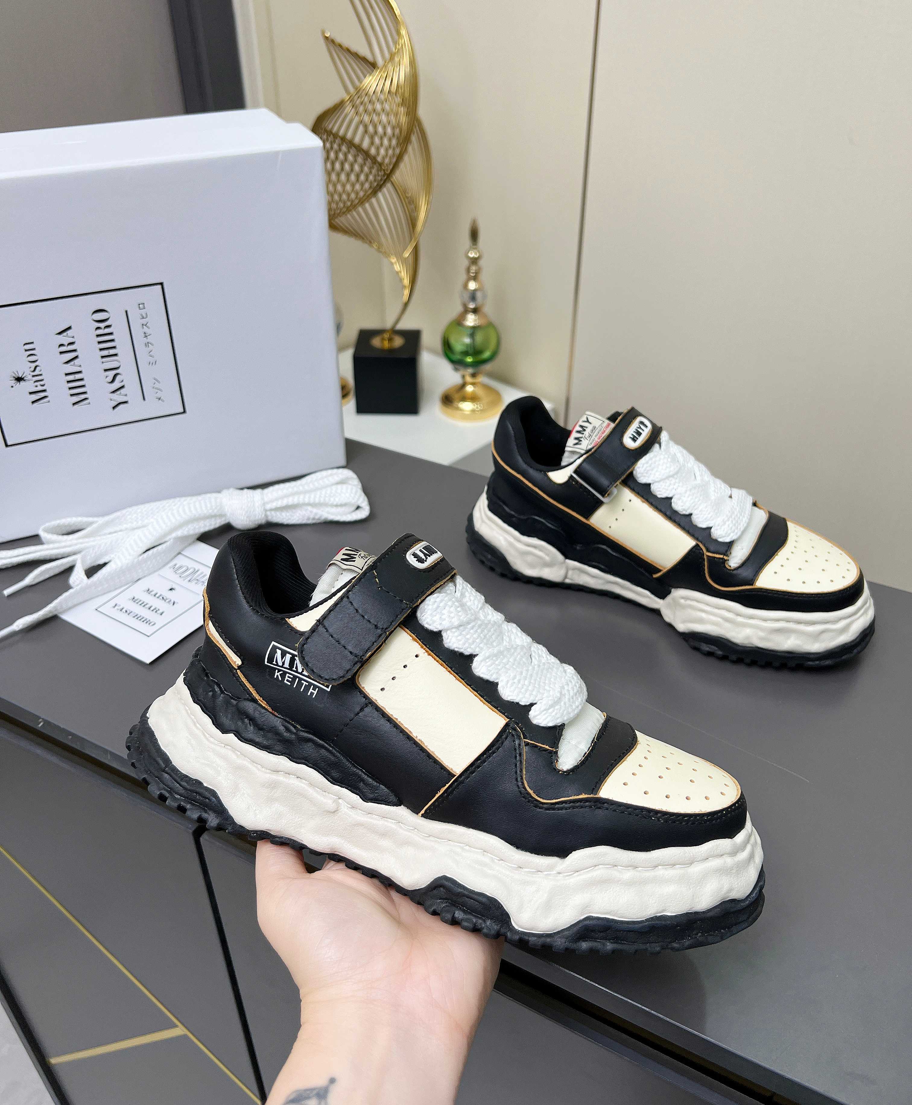 NO:275323,Real-price MMY·Mihara Yasuyu dissolves shoes, classic personality and cowhide design, these shoes perfectly blend personality and fashion. The moment you put on your feet, the street trend is full, and every step is unruly, and the overall feeling is more textured!  The 4.5CM thick-soled design instantly turns into long legs!  Original mold reproduction restores the authentic taste!  The upper is made of imported canvas with super texture/top cowhide. The inner lining is top-level breathable and cloth. Secondary molded irregular outsole. Anti-slip and wear-resistant. Size 35#-40# 39#-45# (TT), mmy, cowhide19860909实价MMY·三原康裕 溶解鞋,经典个性再添加牛皮设计,这双板鞋将个性与时尚完美融合.上脚瞬间,街头潮流感拉满,每一步都踏出不羁态度,整体感觉更有质感！4.5CM的厚底设计秒变大长腿！ 原版开模复刻 还原正品味道 ！ 鞋面采用进口帆布超有质感/头层牛皮 内里采用顶级透气布里 二次成型不规则大底 防滑耐磨 码数35#-40# 39#-45#（TT）,,mmy,cowhide,Men's shoes