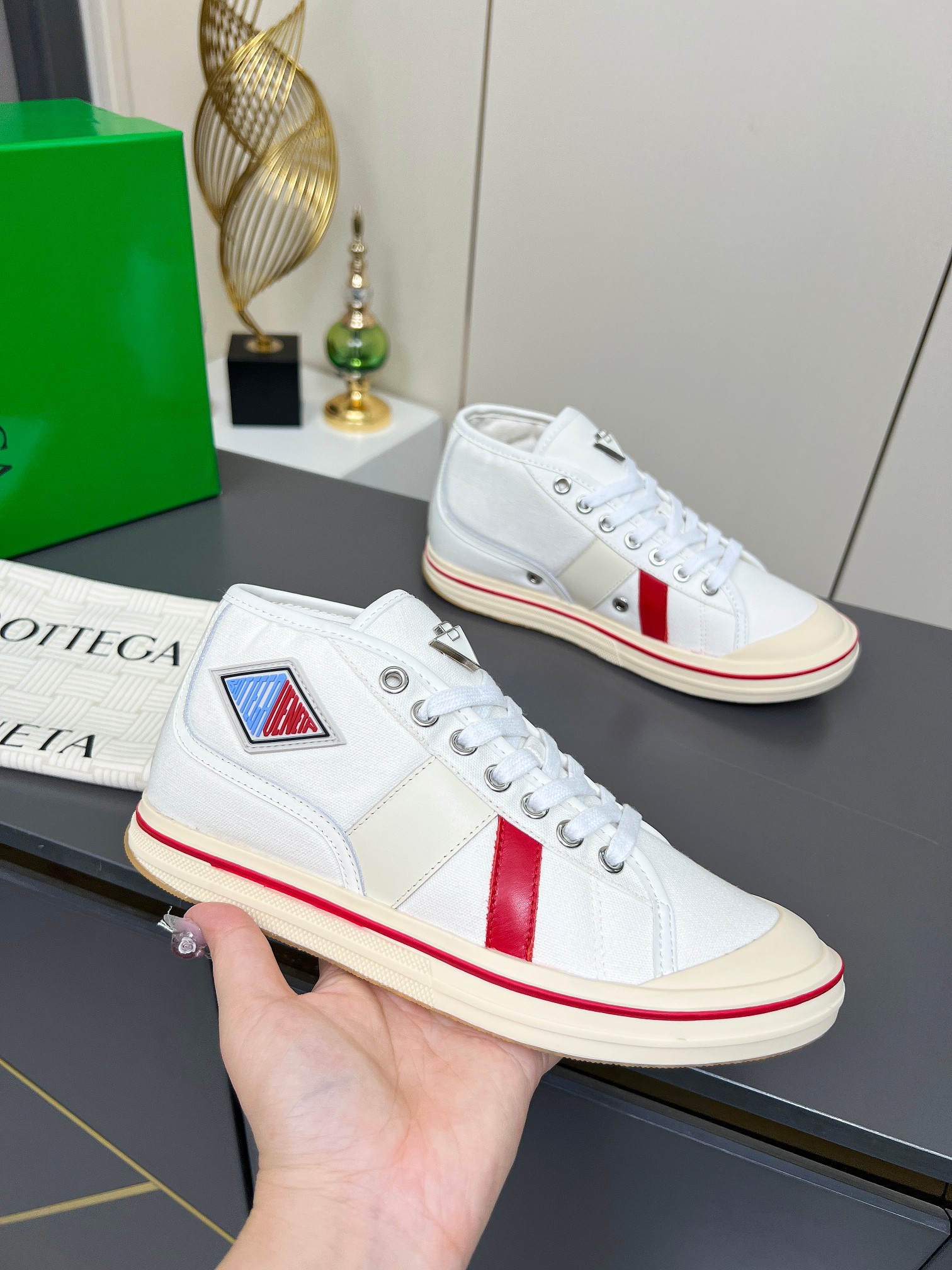 NO:383042,Bottega Veneta BV latest Eliot series, retro basketball shoes, casual sports canvas shoes, it is the gods when it is launched! Inspired by retro basketball sneakers, the color combination shows youthful vitality, perfectly interpreting the theme of youth and childlike innocence. The details are also quite particular. Summer canvas brings excellent durability and comfort. Calfskin trim, rubber toe and hand-painted retro red lines and other designs are full of retro feeling. The round toe and convex soles add a modern feeling, suitable for various styles, easy to grasp the sense of fashionable atmosphere, and the focus is on the feet... You can wear it as a couple's shoes... The red line on each shoe is hand-painted, which is more tasteful and attitude! Fabric: Original custom high-density canvas + cowhide Inside original custom breathable canvas Insoles movable latex cowhide insoles  Original sole open mold-proof anti-slip wear-resistant TPU material, bottom thickness 3cm, size women's size 35--40, size men's size 39--45, casual shoes/sports shoes, bottega veneta, bottega veneta, bottega veneta, bottega veneta, bottega veneta, bottega veneta, bottega veneta, sneakers, cowhide19860909Bottega Veneta 葆蝶家BV最新款Eliot系列 复古 篮球鞋 休闲 运动 帆布鞋 上市即封神! 以复古篮球运动鞋为灵感,色彩组合彰显青春活力,完美诠释了青春与童心的主题.其细节处也颇为讲究,夏季帆布带来出色的耐用性与舒适度,小牛皮饰边、橡胶鞋头以及手绘复古红线等设计,复古感满满,圆头与凸鞋底又增添了现代感,适配各种风格 轻松拿捏时髦氛围感 上脚即焦点…可以做情侣鞋穿着哦…… 每只鞋边的红线均为手工绘画,更具品味与态度喔! 面料:原版定制高密度帆布+牛皮 内里原版定制透气帆布 鞋垫活动乳胶牛皮鞋垫 鞋底原版开模防滑耐磨TPU材质 底厚3cm 码数女码35--40, 码数男码39--45,,休闲鞋/运动鞋,bottega veneta,bottega veneta,bottega veneta,sneakers,cowhide,Women's Shoes