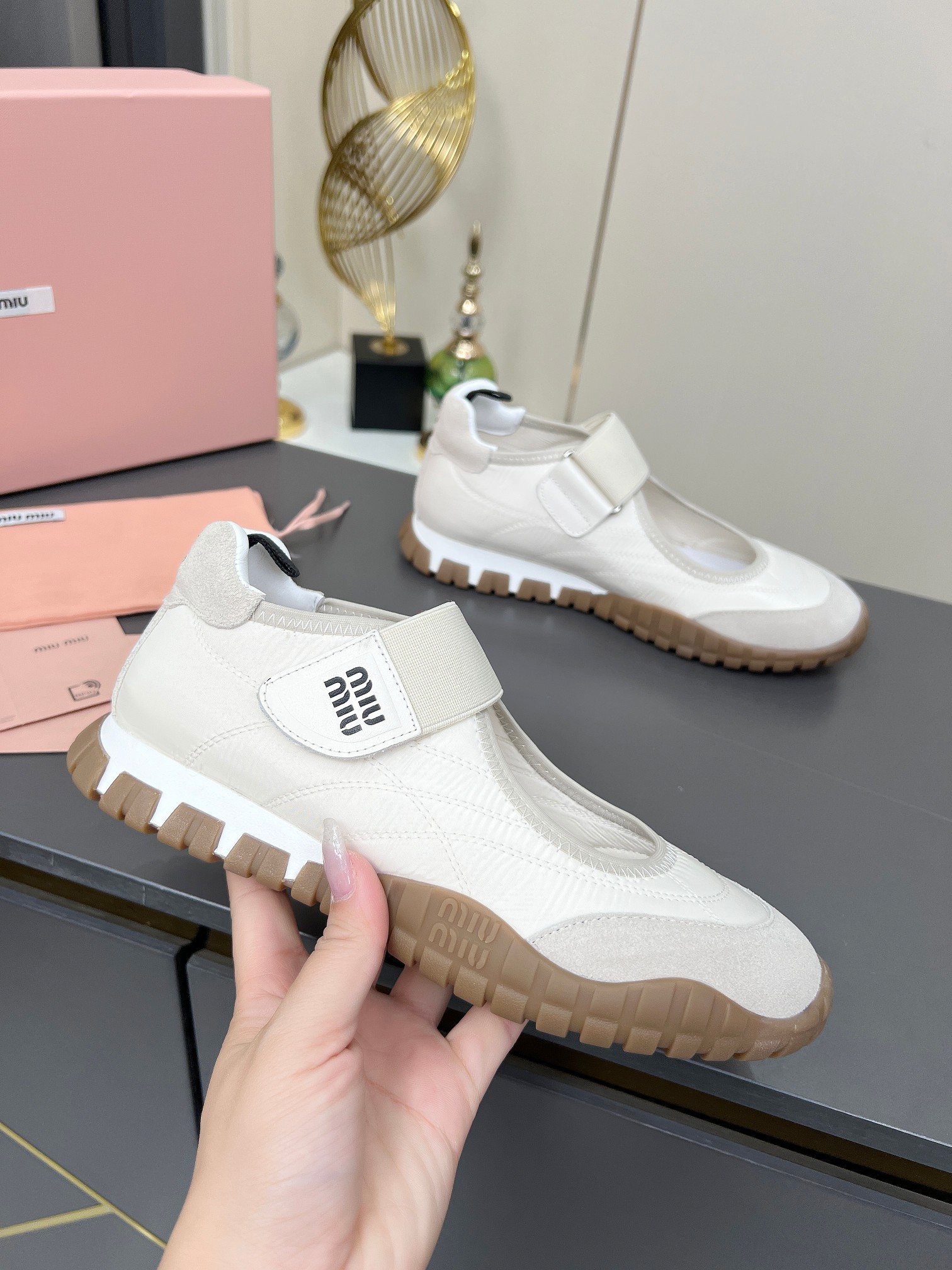 NO:224170,Miumiu·Miao Miu 2025 early spring new technology fabric and velvet calfskin tire sports shoes Velcro sandals This tire pattern combines elegance and sports functions. The dynamic, flexible and durable rubber sole reminds the pattern of the tire. The sneaker is made of high-tech fabric and suede calfskin, reflecting the bold characteristics of Miu Miu. The miu style is integrated into the simple lines of this tire-sole canvas sneaker. The chic logo is decorated on the tongue and the back, embellished with retro. Thick-soled design. Bold and innovative avant-garde, and multi-element collision, conveying a modern style. Simple and high-end. It is easy to match and looks good no matter how you wear it!  Imported silk cloth spliced ​​calfskin inner lining original breathable cloth outsole original wear-resistant tire pattern bottom size 35--40, casual shoes/sports shoes, miumiu, sandals, sneakers, cowhide19860909miumiu·缪缪2025早春新品科技面料和绒 面小牛皮轮胎运动鞋魔术贴款凉鞋 该轮胎纹底结合了优雅和运动功能.动态、柔韧且耐用的橡胶鞋底让人想起轮胎的图案.该款运动鞋采用高科技面料和绒面小牛皮制成,体现了Miu Miu 的大胆特色. miu风格融于此款轮胎底帆布运动鞋的简约线条 别致徽标饰于鞋舌与背后,点缀复古 厚底设计 大胆创新前卫,多元素对撞,传达现代风格简约高级 随意搭配,怎么穿都好看！ 面料进口丝绸布拼接小牛皮 内里原版透气布里 大底原版耐磨轮胎纹底 码数35--40,,休闲鞋/运动鞋,miumiu,sandals,sneakers,cowhide,Women's Shoes