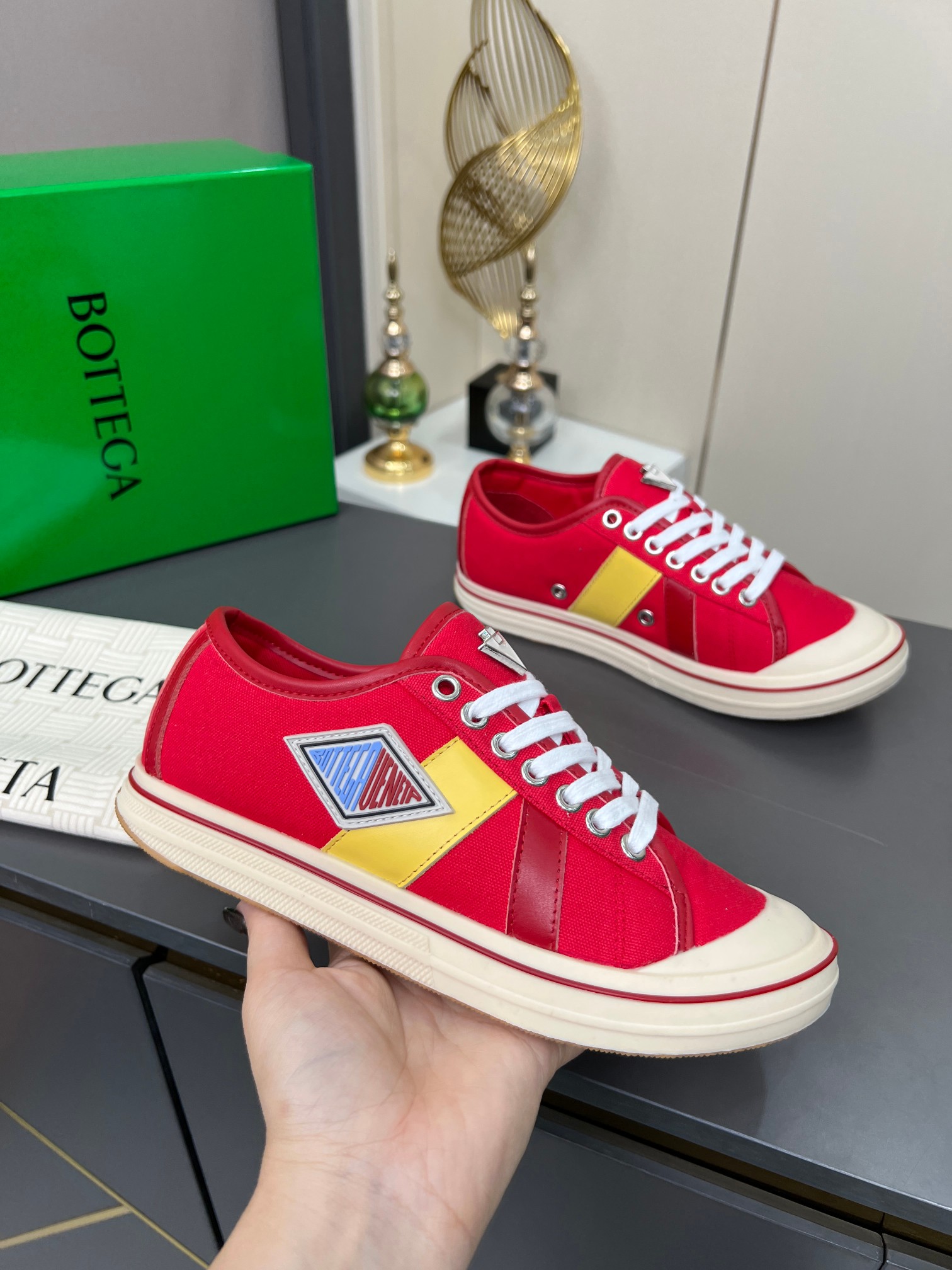 NO:250550,Bottega Veneta BV latest Eliot series retro basketball shoes casual sports canvas shoes. It is the gods when it is launched! Low Bang is inspired by retro basketball sports shoes, and the color combination shows youthful vitality, perfectly interpreting the theme of youth and childlike innocence. The details are also quite particular. Summer canvas brings excellent durability and comfort. Calfskin trim, rubber toe and hand-painted retro red lines and other designs are full of retro feeling. The round toe and convex soles add a modern feeling, suitable for various styles. Easy to grasp the sense of fashionable atmosphere. The focus is on the feet... You can wear it as a couple's shoes... The red line on each shoe is hand-painted, which is more tasteful and attitude! Fabric: Original custom high-density canvas   cowhide Inside original custom breathable canvas Insoles movable latex cowhide insoles  Original sole open mold non-slip wear-resistant TPU material, sole thickness 3cm, low-bang, single shoes, size women's size 35-40, size men's size 39-45, casual shoes/sports shoes, bottega veneta, bottega veneta, bottega veneta, bottega veneta, bottega veneta, bottega veneta, bottega veneta, bottega veneta, sneakers, cowhide19860909Bottega Veneta 葆蝶家BV最新款Eliot系列 复古 篮球鞋 休闲 运动 帆布鞋 上市即封神!低邦 以复古篮球运动鞋为灵感,色彩组合彰显青春活力,完美诠释了青春与童心的主题.其细节处也颇为讲究,夏季帆布带来出色的耐用性与舒适度,小牛皮饰边、橡胶鞋头以及手绘复古红线等设计,复古感满满,圆头与凸鞋底又增添了现代感,适配各种风格 轻松拿捏时髦氛围感 上脚即焦点…可以做情侣鞋穿着哦…… 每只鞋边的红线均为手工绘画,更具品味与态度喔! 面料:原版定制高密度帆布 牛皮 内里原版定制透气帆布 鞋垫活动乳胶牛皮鞋垫 鞋底原版开模防滑耐磨TPU材质 底厚3cm,低邦,单鞋 码数女码35--40, 码数男码39--45,,休闲鞋/运动鞋,bottega veneta,bottega veneta,bottega veneta,sneakers,cowhide,Women's Shoes