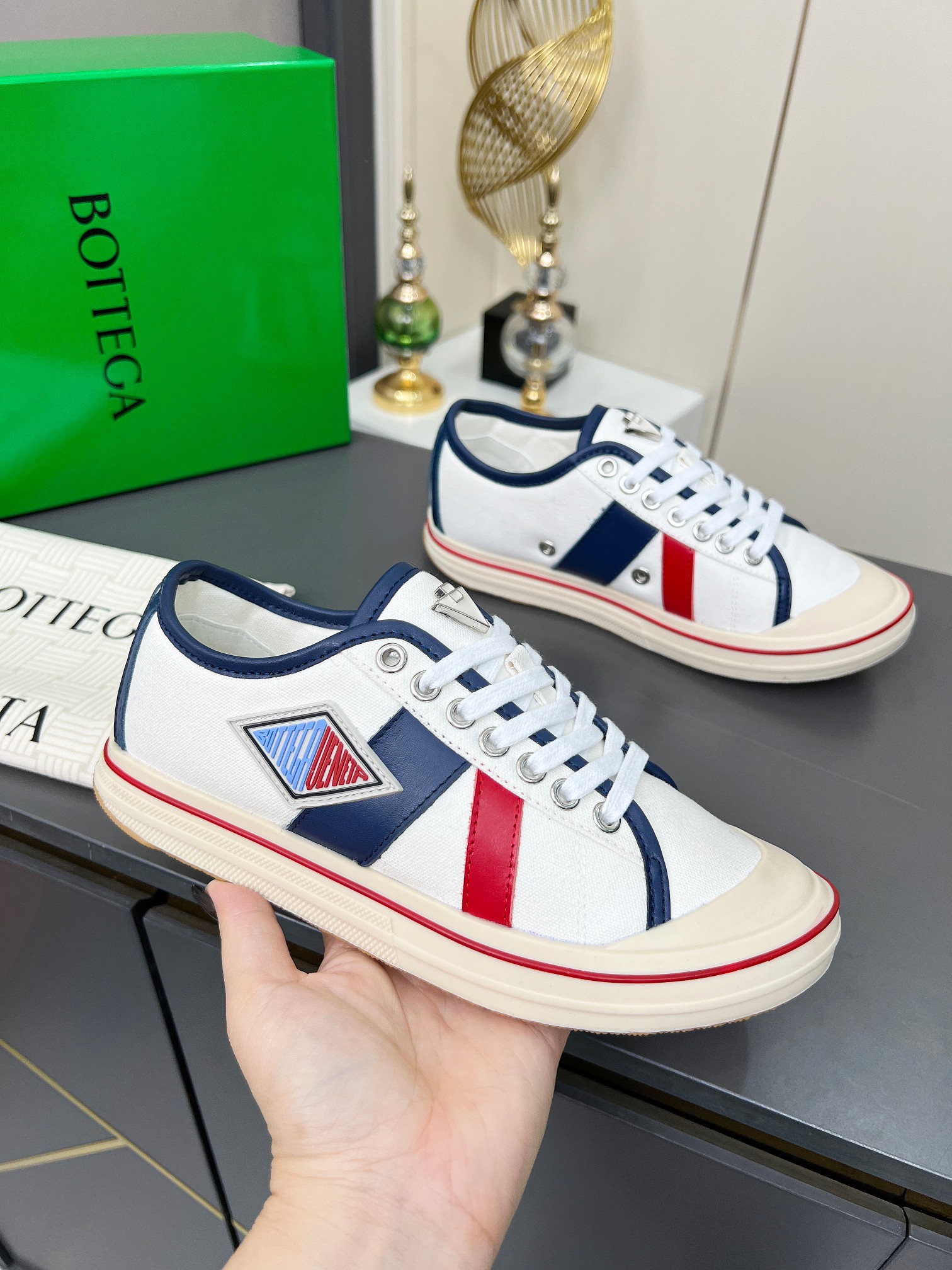 NO:250555,Bottega Veneta The latest Eliot series of Bottega BV, retro basketball shoes, casual sports canvas shoes, it will be the gods when it is launched!  Low Bang is inspired by retro basketball sneakers, and the color combination shows youthful vitality, perfectly interpreting the theme of youth and childlike innocence. The details are also quite particular. Summer canvas brings excellent durability and comfort. Calfskin trim, rubber toe and hand-painted retro red lines and other designs are full of retro feel. The round toe and convex soles add a modern feel, suitable for various styles. Easy to grasp the sense of fashionable atmosphere. The focus is on the feet... You can wear it as a couple's shoes... The red line on each shoe is hand-painted, which is more tasteful and attitude! Fabric: Original custom high-density canvas   cowhide, inner lining, original custom breathable canvas, insoles, movable latex cowhide insoles, original soles, unslip and wear-resistant TPU material, soles are 3cm thick, low Bang, single shoes, size 35--40,  Size number for men 39--45, casual shoes/sports shoes, bottega veneta, bottega veneta, bottega veneta, bottega veneta, bottega veneta, sneakers, cowhide19860909Bottega Veneta 葆蝶家BV最新款Eliot系列 复古 篮球鞋 休闲 运动 帆布鞋 上市即封神！低邦 以复古篮球运动鞋为灵感,色彩组合彰显青春活力,完美诠释了青春与童心的主题.其细节处也颇为讲究,夏季帆布带来出色的耐用性与舒适度,小牛皮饰边、橡胶鞋头以及手绘复古红线等设计,复古感满满,圆头与凸鞋底又增添了现代感,适配各种风格 轻松拿捏时髦氛围感 上脚即焦点…可以做情侣鞋穿着哦…… 每只鞋边的红线均为手工绘画,更具品味与态度喔! 面料:原版定制高密度帆布 牛皮 内里原版定制透气帆布 鞋垫活动乳胶牛皮鞋垫 鞋底原版开模防滑耐磨TPU材质 底厚3cm,低邦,单鞋 码数女码35--40, 码数男码39--45,,休闲鞋/运动鞋,bottega veneta,bottega veneta,bottega veneta,sneakers,cowhide,Women's Shoes