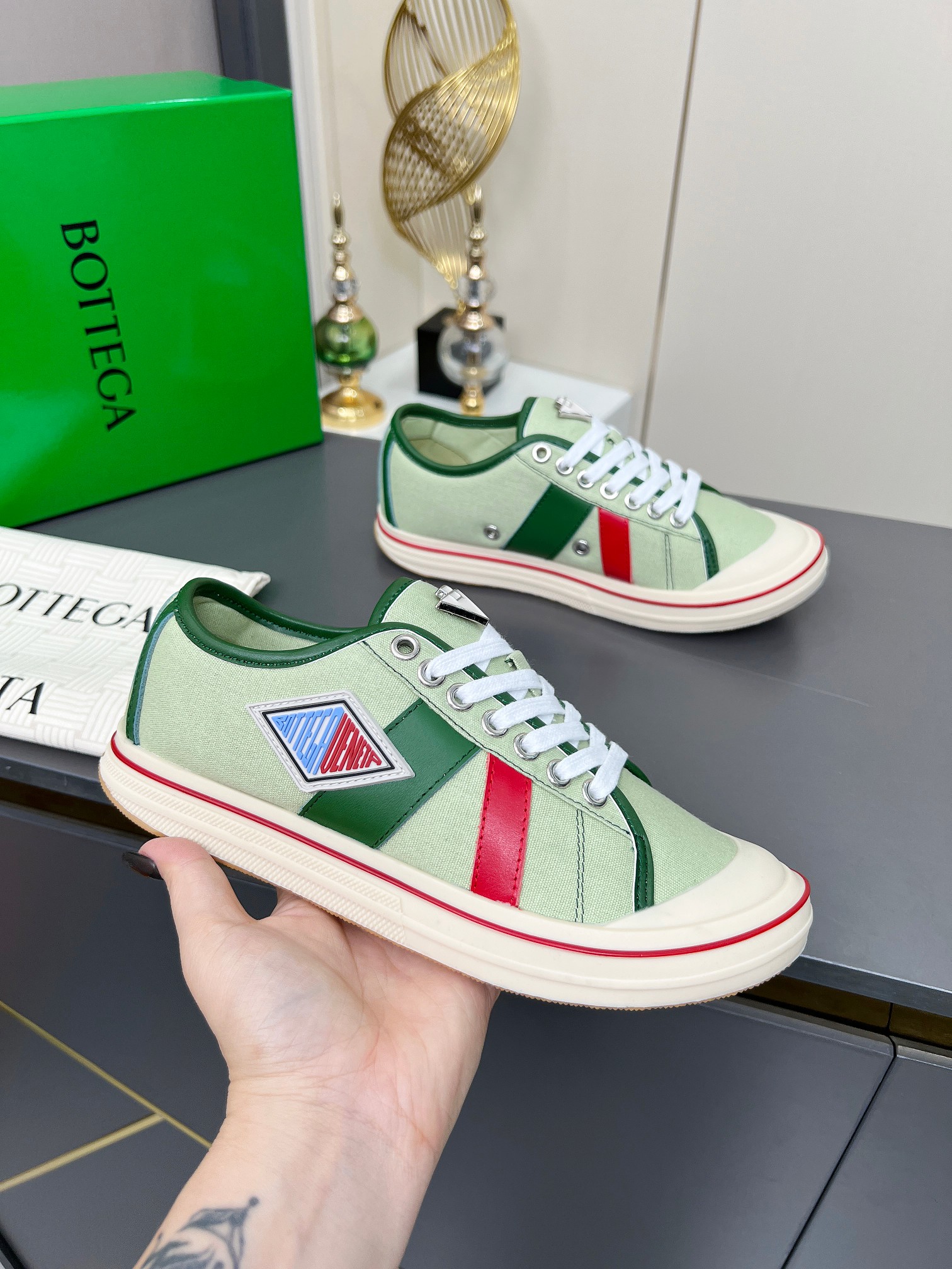 NO:355967,Real-price Bottega Veneta BV latest Eliot series retro basketball shoes casual sports canvas shoes. It is the gods when it is launched! Inspired by retro basketball sneakers, the color combination shows youthful vitality, perfectly interpreting the theme of youth and childlike innocence. The details are also quite particular. Summer canvas brings excellent durability and comfort. Calfskin trim, rubber toe and hand-painted retro red lines and other designs are full of retro feeling. The round toe and convex soles add a modern feeling, suitable for various styles. Easy to grasp the sense of fashionable atmosphere. The focus is on the feet... You can wear it as a couple's shoes... The red line on each shoe is hand-painted, which is more tasteful and attitude! Fabric: Original custom high-density canvas + cowhide Inside original custom breathable canvas Insoles movable latex cowhide insoles  Original sole open mold and anti-slip wear-resistant TPU material, bottom thickness 3cm, size women's code 35--40, size men's code 39--45,,bottega veneta,bottega veneta,bottega veneta,sneakers,cowhide19860909实价 Bottega Veneta 葆蝶家BV最新款Eliot系列 复古 篮球鞋 休闲 运动 帆布鞋 上市即封神! 以复古篮球运动鞋为灵感,色彩组合彰显青春活力,完美诠释了青春与童心的主题.其细节处也颇为讲究,夏季帆布带来出色的耐用性与舒适度,小牛皮饰边、橡胶鞋头以及手绘复古红线等设计,复古感满满,圆头与凸鞋底又增添了现代感,适配各种风格 轻松拿捏时髦氛围感 上脚即焦点…可以做情侣鞋穿着哦…… 每只鞋边的红线均为手工绘画,更具品味与态度喔! 面料:原版定制高密度帆布+牛皮 内里原版定制透气帆布 鞋垫活动乳胶牛皮鞋垫 鞋底原版开模防滑耐磨TPU材质 底厚3cm 码数女码35--40 码数男码39--45,,bottega veneta,bottega veneta,bottega veneta,sneakers,cowhide,Men's shoes