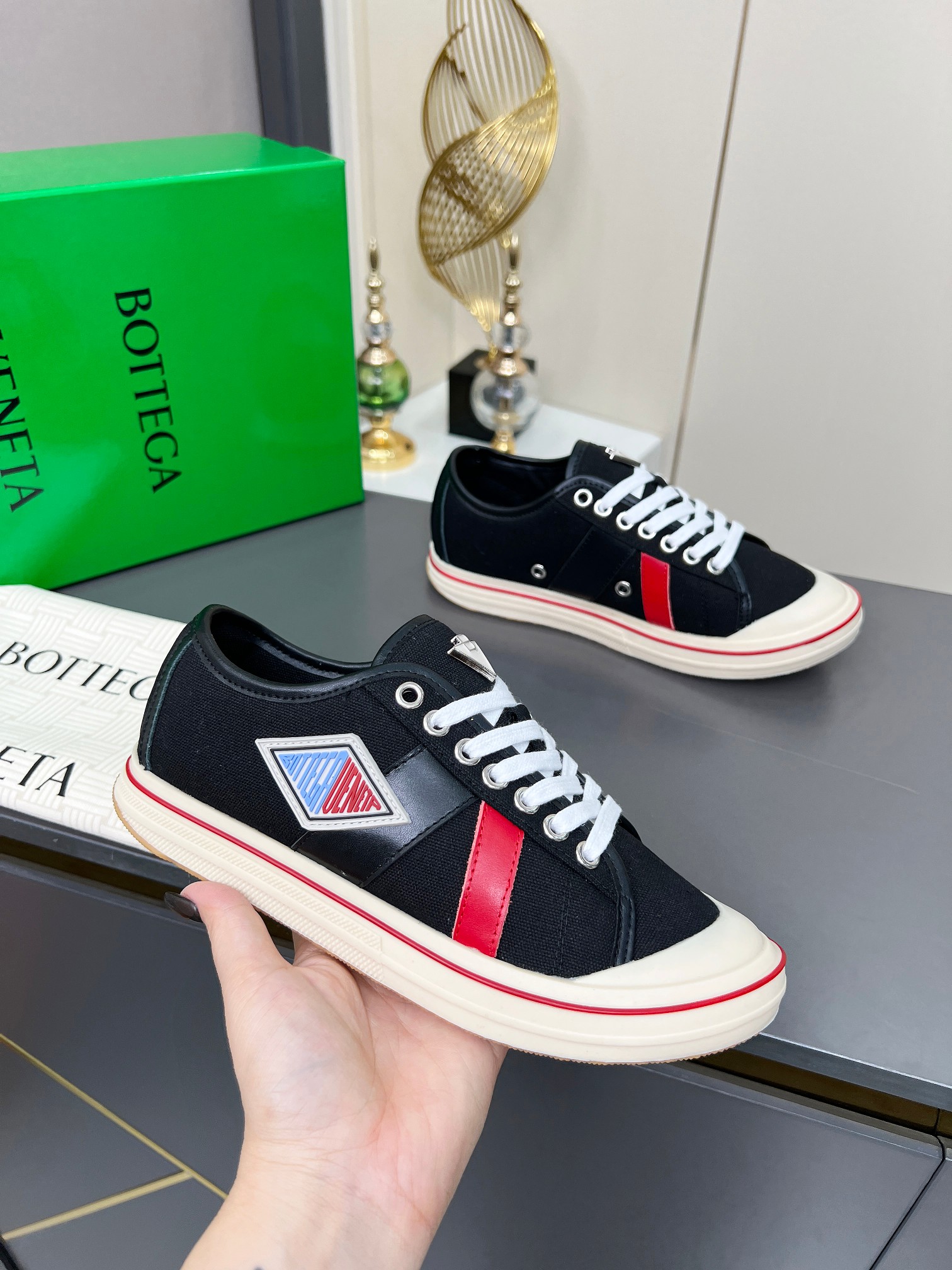 NO:250520,Bottega Veneta BV latest Eliot series retro basketball shoes casual sports canvas shoes. It is the gods when it is launched! Low Bang is inspired by retro basketball sports shoes, and the color combination shows youthful vitality, perfectly interpreting the theme of youth and childlike innocence. The details are also quite particular. Summer canvas brings excellent durability and comfort. Calfskin trim, rubber toe and hand-painted retro red lines and other designs are full of retro feeling. The round toe and convex soles add a modern feeling, suitable for various styles. Easy to grasp the sense of fashionable atmosphere. The focus is on the feet... You can wear it as a couple's shoes... The red line on each shoe is hand-painted, which is more tasteful and attitude! Fabric: Original custom high-density canvas   cowhide Inside original custom breathable canvas Insoles movable latex cowhide insoles  Original sole open mold non-slip wear-resistant TPU material, sole thickness 3cm, low-bang, single shoes, size women's size 35-40, size men's size 39-45, casual shoes/sports shoes, bottega veneta, bottega veneta, bottega veneta, bottega veneta, bottega veneta, bottega veneta, bottega veneta, bottega veneta, sneakers, cowhide19860909Bottega Veneta 葆蝶家BV最新款Eliot系列 复古 篮球鞋 休闲 运动 帆布鞋 上市即封神!低邦 以复古篮球运动鞋为灵感,色彩组合彰显青春活力,完美诠释了青春与童心的主题.其细节处也颇为讲究,夏季帆布带来出色的耐用性与舒适度,小牛皮饰边、橡胶鞋头以及手绘复古红线等设计,复古感满满,圆头与凸鞋底又增添了现代感,适配各种风格 轻松拿捏时髦氛围感 上脚即焦点…可以做情侣鞋穿着哦…… 每只鞋边的红线均为手工绘画,更具品味与态度喔! 面料:原版定制高密度帆布 牛皮 内里原版定制透气帆布 鞋垫活动乳胶牛皮鞋垫 鞋底原版开模防滑耐磨TPU材质 底厚3cm,低邦,单鞋 码数女码35--40, 码数男码39--45,,休闲鞋/运动鞋,bottega veneta,bottega veneta,bottega veneta,sneakers,cowhide,Women's Shoes