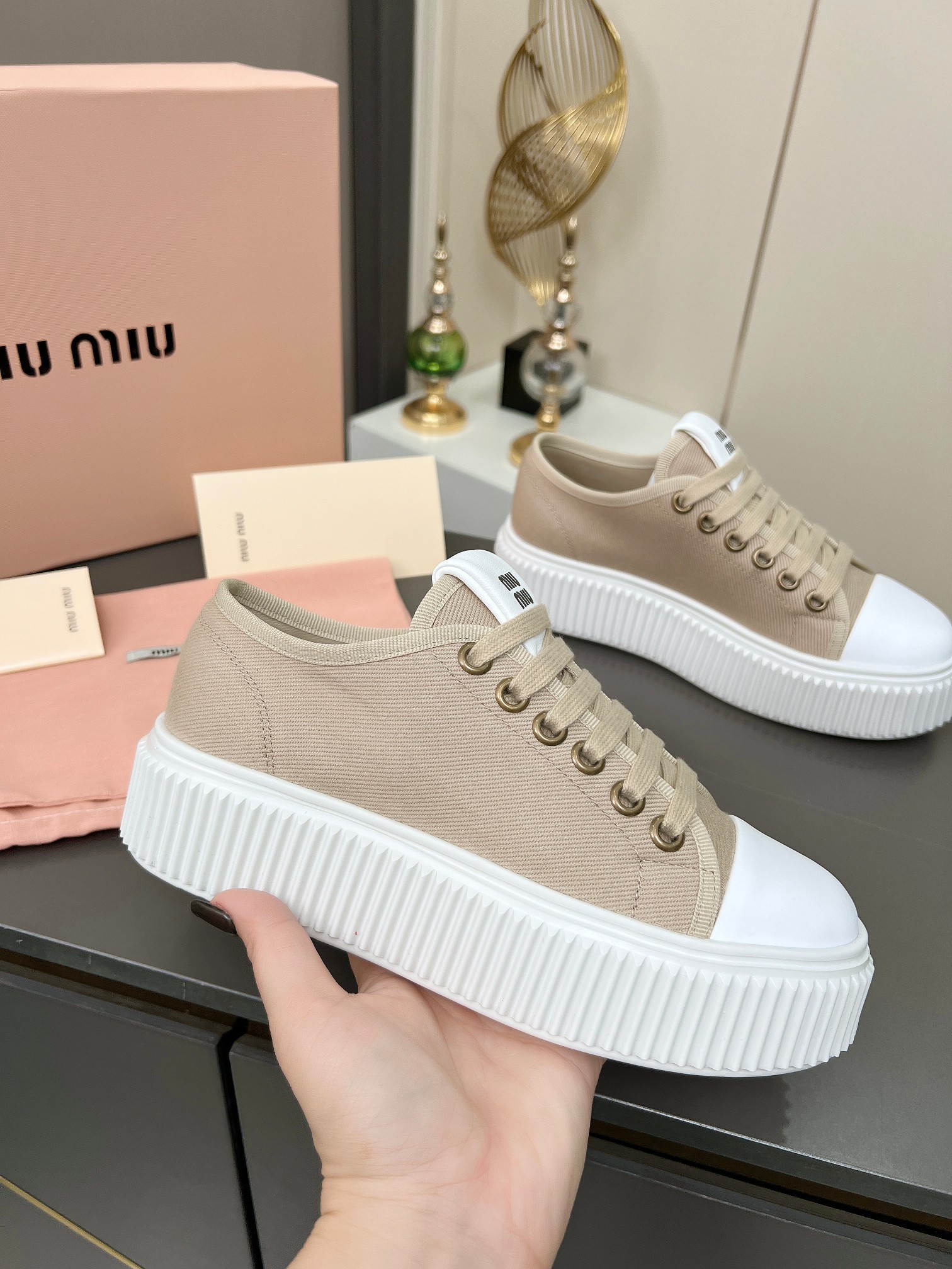 NO:278071,Real price will not be given any profit!  Miumiu 2025 spring and summer fashion new product, thick-soled, lightweight and high-heighted small white shoes reflect the bold characteristics of Miu Miu, showing the charm of women, simple lines, unique logo embellished by the tongue, modern style simple and high-end, easy to match, showing the women's style with semi-wheel/single shoes, 2 options Fabrics: original customized high-density canvas, inner lining, original soft sheepskin inner lining, insole, movable latex sheepskin insole, original open mold, anti-slip and wear-resistant TPU material, bottom thickness 4cm, size number of women's size 35--40,,miumiu, sheepskin19860909实价不让利！缪缪·miumiu2025春夏时尚新品,厚底轻便增高小白鞋体现了Miu Miu 的大胆特色,尽展女士魅力,简约线条 ,别致徽标饰于鞋舌点缀,现代风格简约高级 轻松搭配,尽显女士风彩有半拖/单鞋,2种选择 面料: 原版定制高密度帆布 内里原版柔软羊皮内里 鞋垫活动乳胶羊皮鞋垫 鞋底原版开模防滑耐磨TPU材质 底厚4cm 码数女码35--40,,miumiu,sheepskin,Men's shoes
