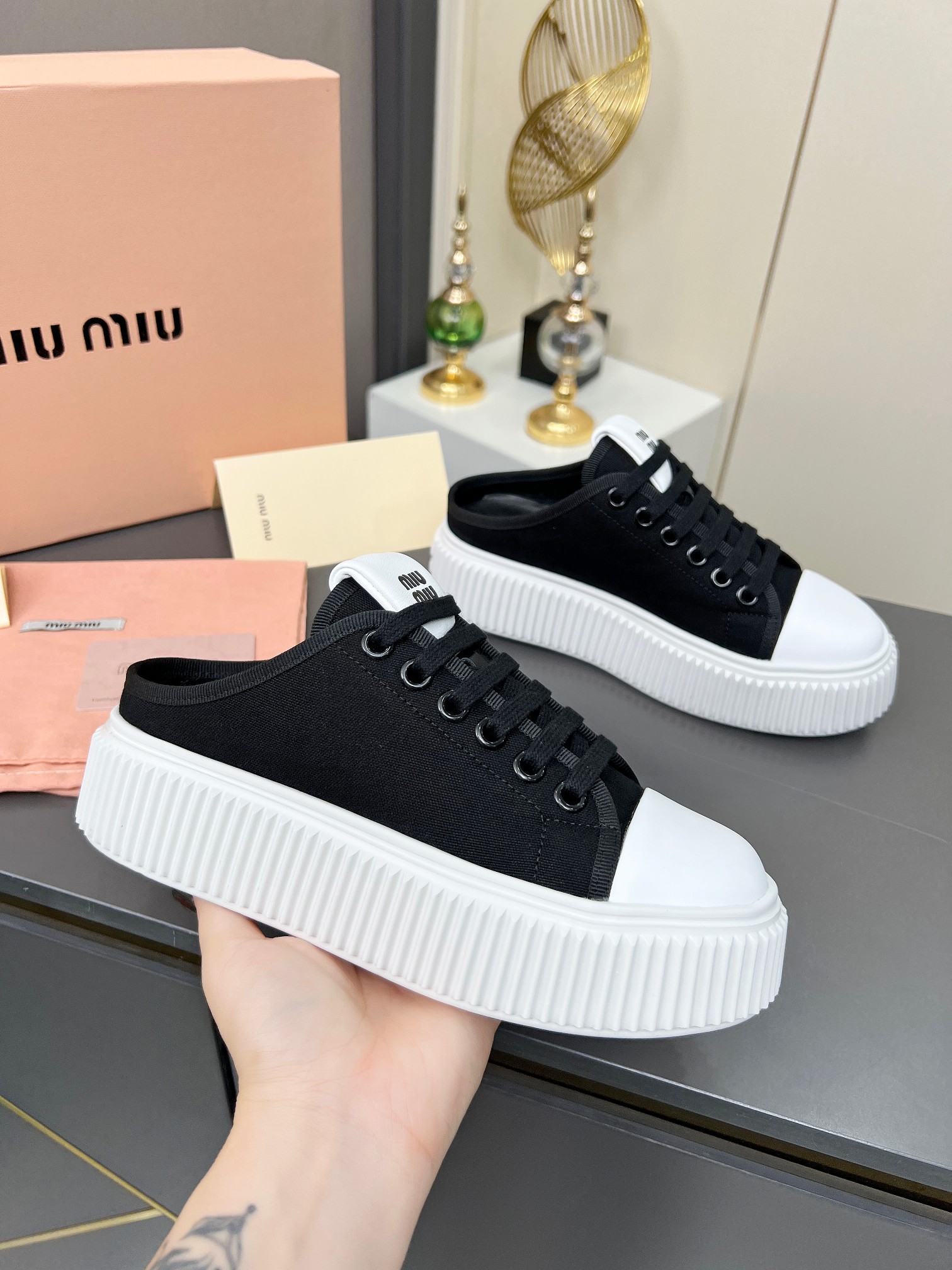 Miu Miu Dames Sneakers - Zwart Canvas met Dikke Witte Zool - Maat 35-40