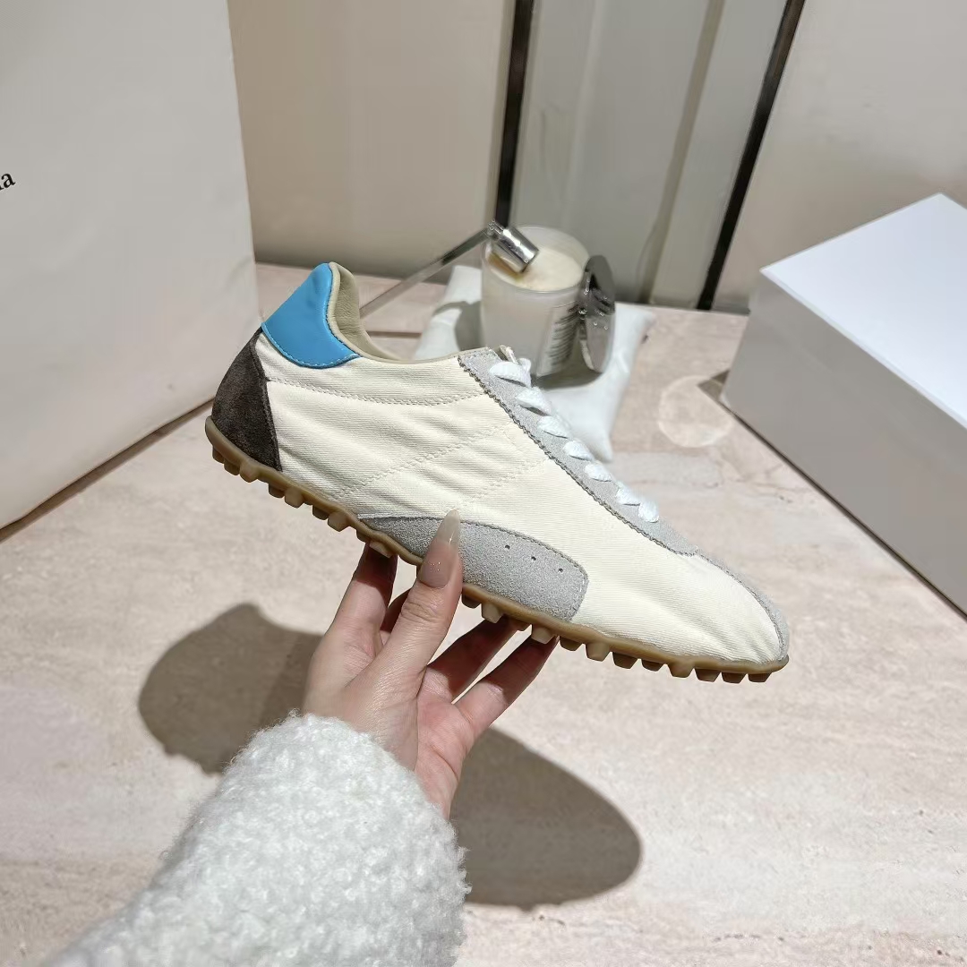 NO:250547,High-version 35--45 couples | Dexue casual shoes Continue the brand's unique deconstructive aesthetics, the new Maison Margiela spring and summer series is on the shelves!  The outline of the new Sprinters sneakers is made of old-fashioned nylon and retro-treated suede, inspired by retro running shoes. Through old-fashioned, stitching, splicing and other processes, it gives the item a new life and beauty. The tongue is decorated with a classic digital logo, paired with an anti-slip nail sole, and the tail is decorated with an iconic white stitching logo, full of craftsmanship (with original packaging) Fabric old-fashioned nylon   suede   cowhide splicing Soft inner soft sheepskin insoles movable latex sheepskin insoles original open mold anti-slip and wear-resistant sole size for women 35--40, size for men 39--45, casual shoes/sports shoes, sneakers, cowhide, sheepskin, chamois leather19860909高版本35--45情侣款 ｜德训休闲板鞋 延续品牌独具辨识度的解构主义美学,Maison Margiela 春夏系列新款上架！ 新款Sprinters运动鞋轮廓采用做旧感尼龙与复古处理麂皮制成,灵感来源于复古跑鞋.通过做旧、缝线、拼接等工艺,赋予单品新的生命和美感.舌头饰有经典的数字标志,搭配有防滑的钉状鞋底,鞋尾饰有标志性的白色缝线logo,充满工艺感（配套原版包装） 面料做旧感尼龙 麂皮 牛皮拼接 内里柔软羊皮 鞋垫活动乳胶羊皮鞋垫 鞋底原版开模防滑耐磨底 码数女码35--40, 码数男码39--45,,休闲鞋/运动鞋,sneakers,cowhide,sheepskin,chamois leather,Women's Shoes