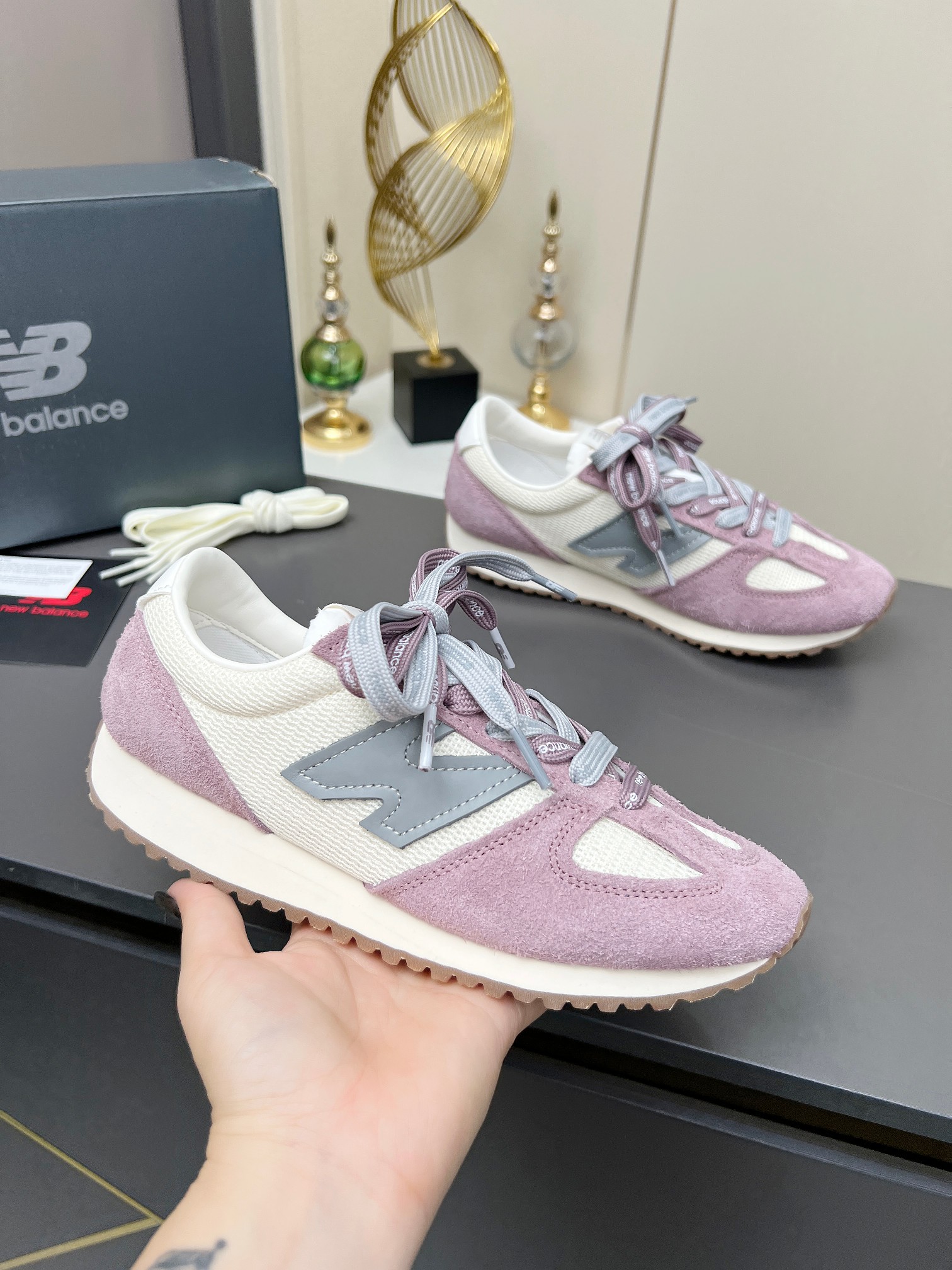 NO:255111,NB 471 German training Forrest Gump shoes are the same as Zhang Yuanying. Retro Pioneer Casual Sports Jogging Shoes, Italian street style from the 1970s!  nb New Balance 471 series, a new look created with a purer retro style design. The side is also deconstructed, and the n-character logo is presented in an old embossed style. Multi-lace matching and outfit, girlish and fashionable, full set of packaging!  Fabric suede   cloth splicing, half inner lining, original sole open mold, anti-slip and wear-resistant sole, size women's size 35-40, size men's size 39-45, casual shoes/sports shoes, new balance, sneakers, chamois leather19860909NB 471德训阿甘鞋张元英同款 复古先锋休闲运动慢跑鞋,上世纪70年代的意大利街头风格！nb新百伦 全新 newbalance 471 系列,以更纯粹的复古风格设计打造的全新造型.侧身还以解构设计,将n字标志以做旧压花样式呈现 多鞋带搭配穿搭 少女感 时尚感十足,全套包装！ 面料麂皮 布拼接 内里半内里 鞋底原版开模防滑耐磨底 码数女码35--40, 码数男码39--45,,休闲鞋/运动鞋,new balance,sneakers,chamois leather,Women's Shoes