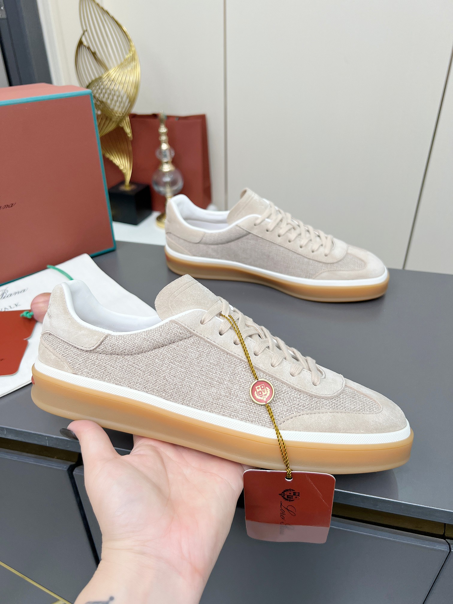 NO:279479,Real price will not be given any profit!  Purchase grade, high-version Italian 【Loro Piana】NuoyouPianya Tennis walk series LP couples' German training shoes Casual Sports shoes Board shoes Original purchase and development Made this new suede tennis shoes are designed with an ultra-low top design, suitable for wearing all year round. The edged sole creates a relaxed and charming color combination, harmoniously integrating functionality with low-key personality style to create an ideal shoe choice for urban clothing. The heel is decorated with Kummel color insert soft calfskin tongue, imprinted LP logo cotton lace upper, cowhide suede sole rubber lining calfskin upper special fabric environmentally friendly calfskin inner cowhide insole original sole open mold TPR ultra-light sole Packaging original full set of packaging Women's size 35--40, men's size 39--45,,,loro pigana,loro  piana, sneakers, cowhide19860909实价不让利！代购级,高版本 意大利【Loro Piana】诺悠翩雅Tennis walk系列 LP情侣款德训鞋 休闲 运动鞋 板鞋 原版购入开发 做货 这款新款绒面革网球鞋采用超低帮设计,适合全年穿着 包边鞋底营造轻松迷人的色彩组合,将功能性与低调个性风格和谐融合 打造都市着装的理想鞋履选择. 鞋跟处饰以Kummel色嵌片柔软小牛皮鞋舌,压印LP徽标棉质鞋带鞋面,牛皮绒面革鞋底 橡胶衬里小牛皮 鞋面特制布环保牛绒 内里牛皮里牛皮鞋垫 鞋底原版开模TPR超轻便大底 包装原版全套包装 女码35--40, 男码39--45,,,loro piana,loro piana,sneakers,cowhide,Men's shoes